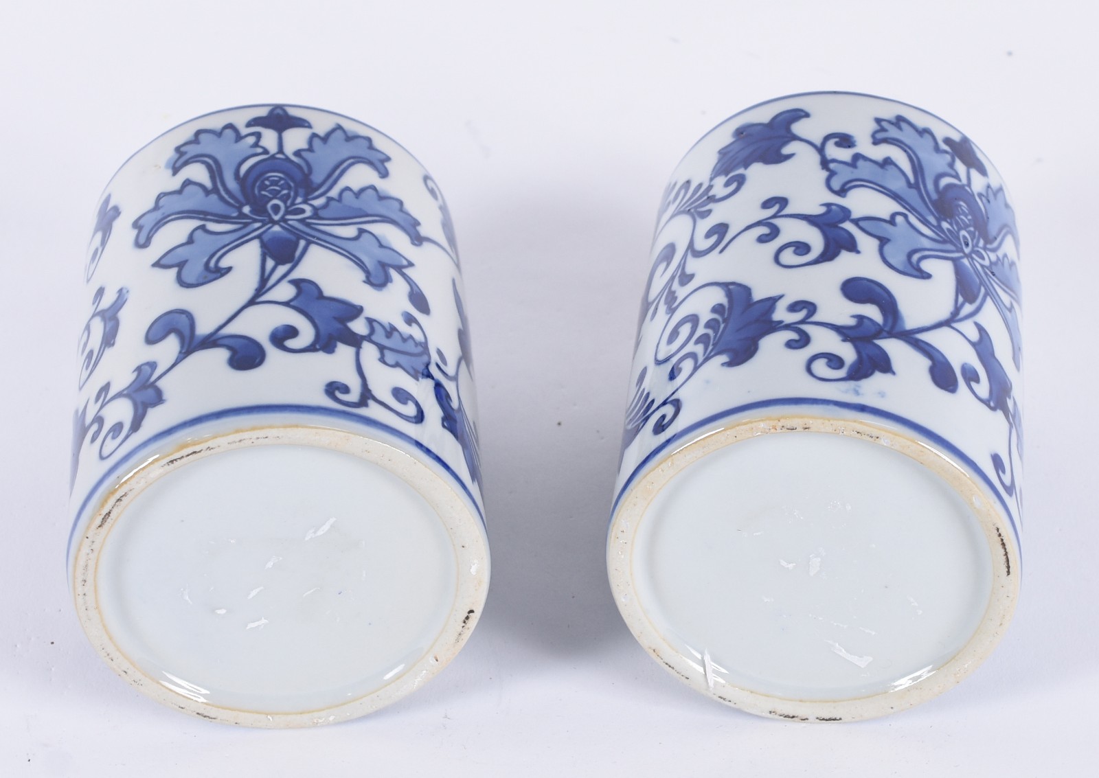 Par de potiches de porcelana na cor azul e branca. - foto 4 de 4