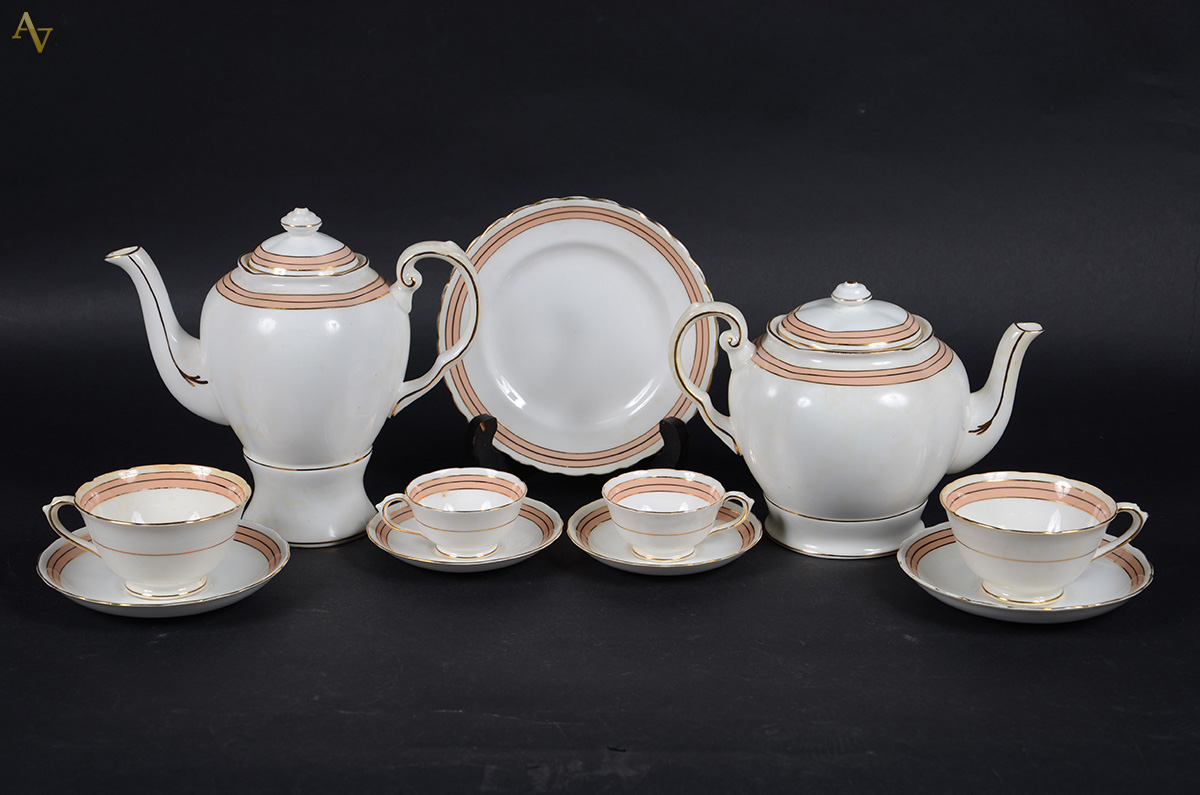 Parte de serviço de chá e café em porcelana inglesa, sendo: 2 bules... - foto 1 de 2