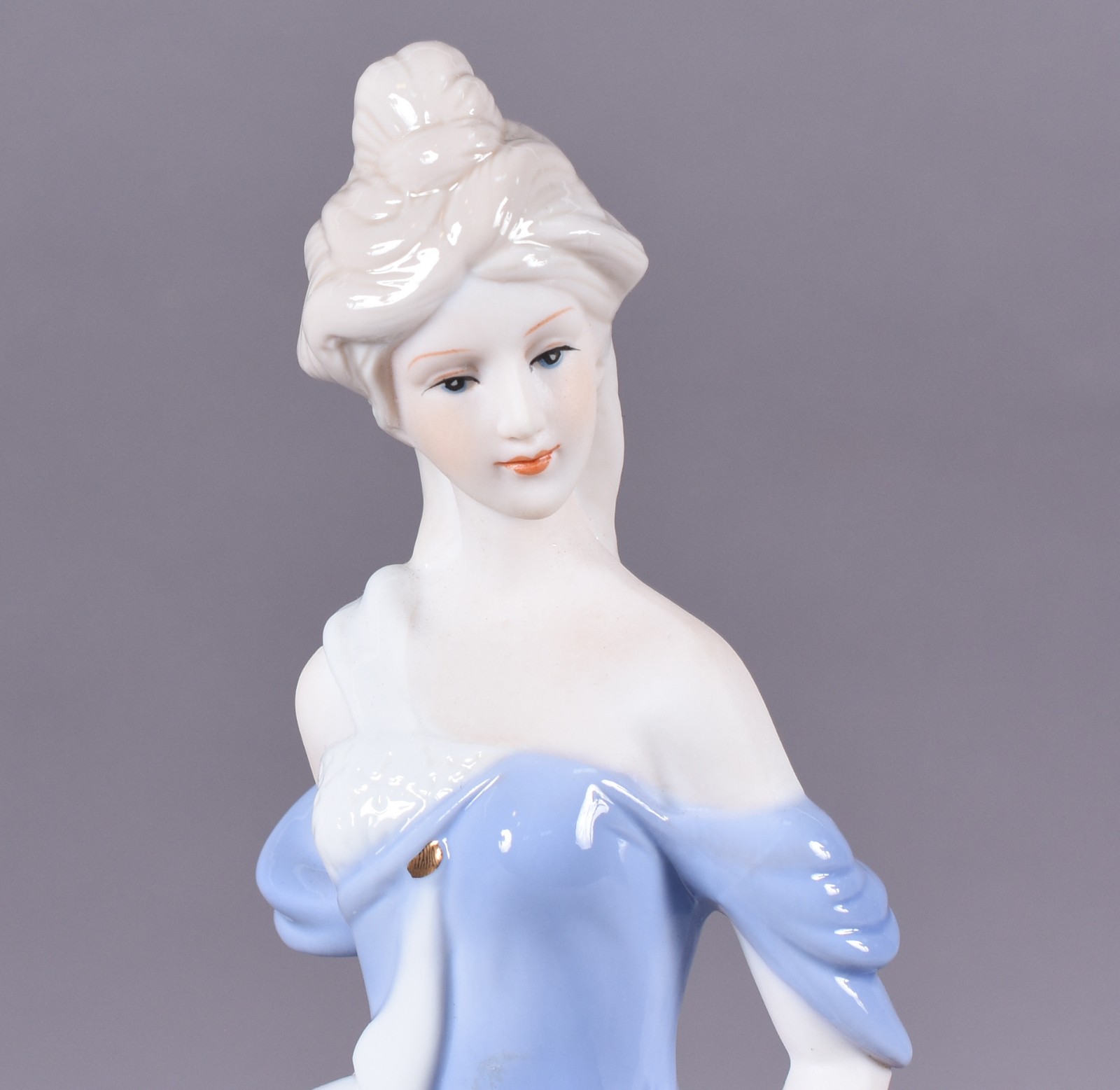 Escultura de porcelana representando dama com carrinho de flores. - foto 2 de 5