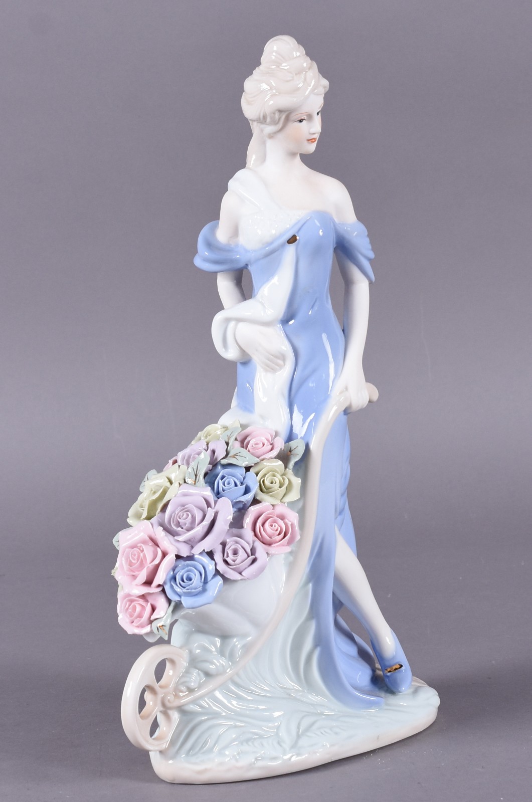 Escultura de porcelana representando dama com carrinho de flores. - foto 3 de 5
