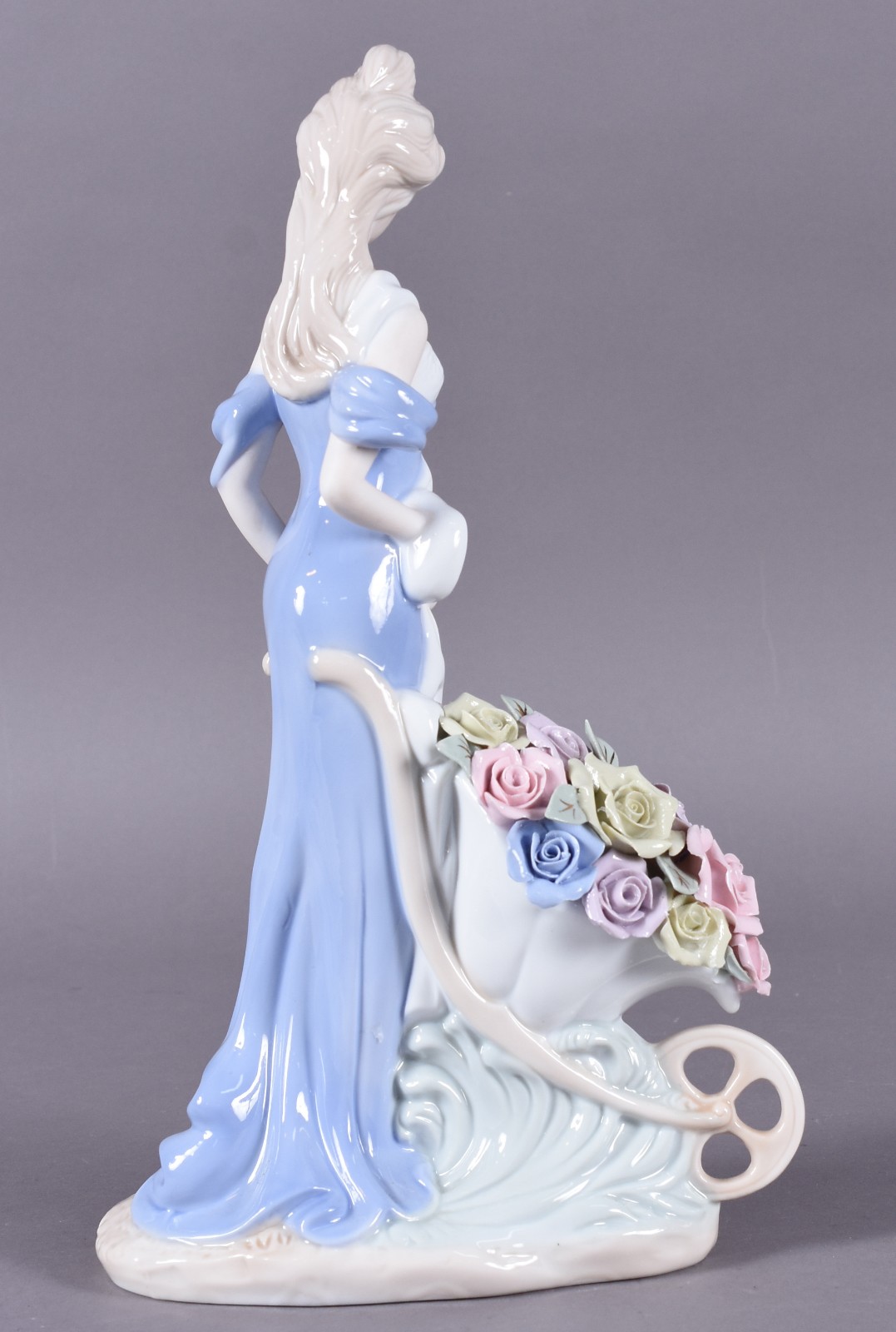 Escultura de porcelana representando dama com carrinho de flores. - foto 4 de 5