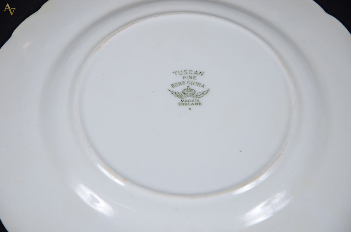 Parte de serviço de chá e café em porcelana inglesa, sendo: 2 bules... - foto 2 de 2