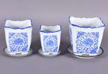 Conjunto composto de 3 cachepots de porcelana a... - Conjunto composto de 3 cachepots de porcelana azul e branca com pratinhos de base.
