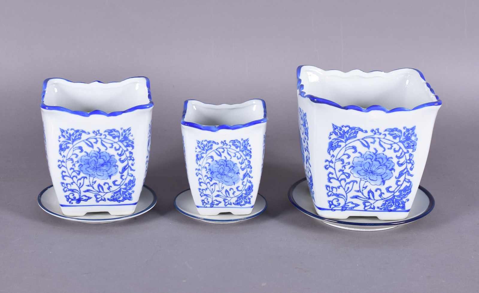 Conjunto composto de 3 cachepots de porcelana azul e branca com... - foto 1 de 4