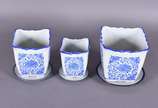 Conjunto composto de 3 cachepots de porcelana a... - Conjunto composto de 3 cachepots de porcelana azul e branca com pratinhos de base.