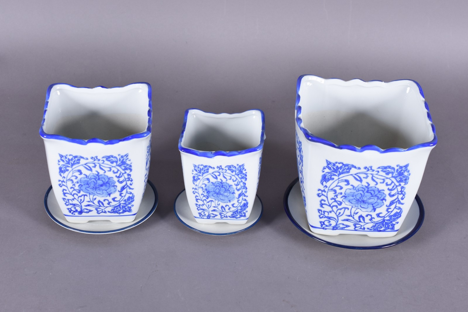 Conjunto composto de 3 cachepots de porcelana azul e branca com... - foto 2 de 4