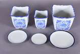 Conjunto composto de 3 cachepots de porcelana a... - Conjunto composto de 3 cachepots de porcelana azul e branca com pratinhos de base.
