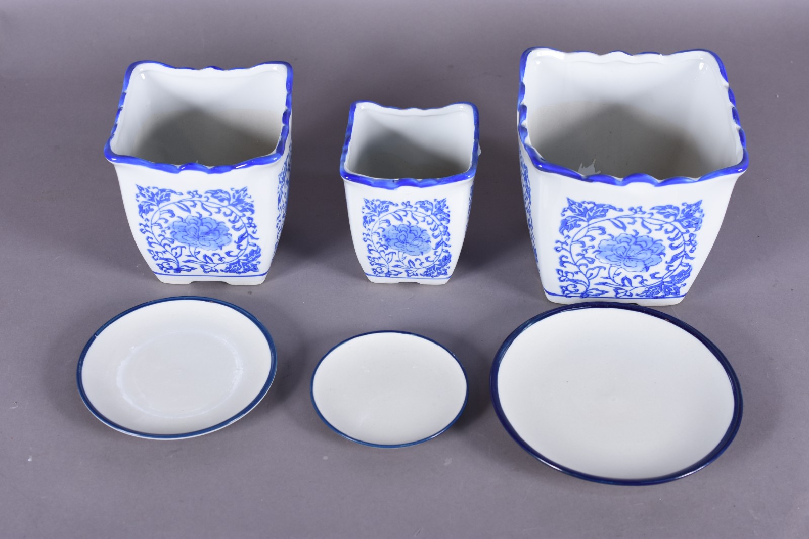 Conjunto composto de 3 cachepots de porcelana azul e branca com... - foto 3 de 4