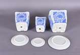 Conjunto composto de 3 cachepots de porcelana a... - Conjunto composto de 3 cachepots de porcelana azul e branca com pratinhos de base.