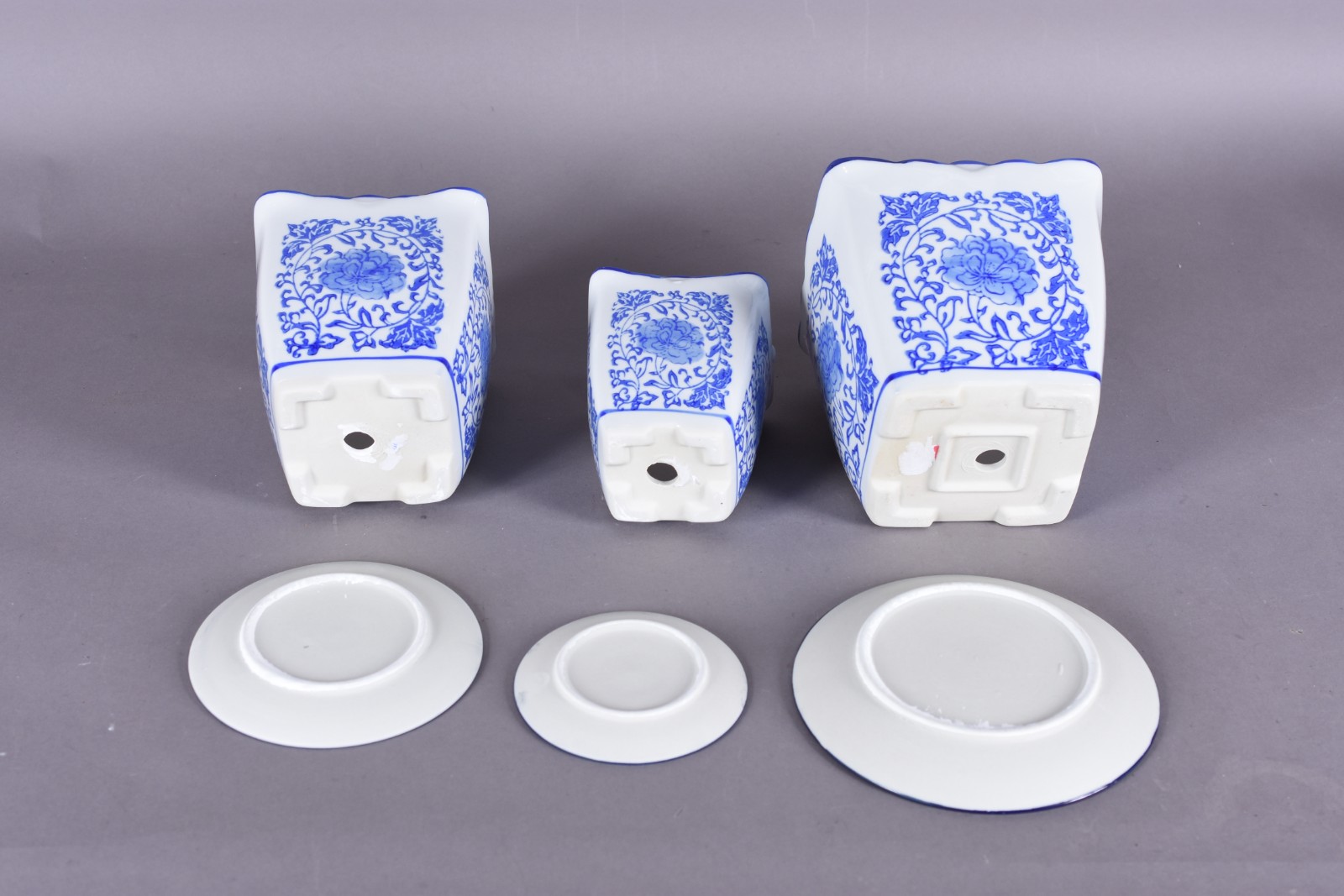 Conjunto composto de 3 cachepots de porcelana azul e branca com... - foto 4 de 4