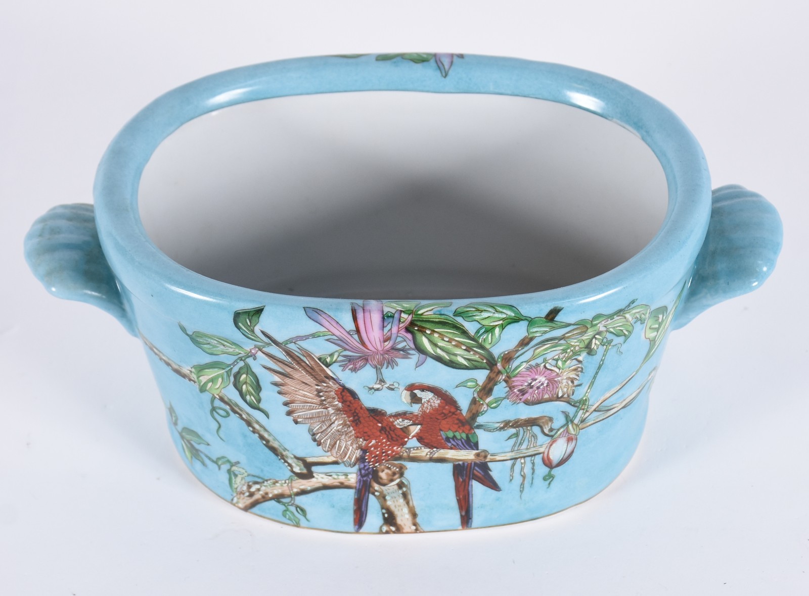 Cachepot de porcelana azul no feitio oval com aves em policromia. - foto 2 de 4