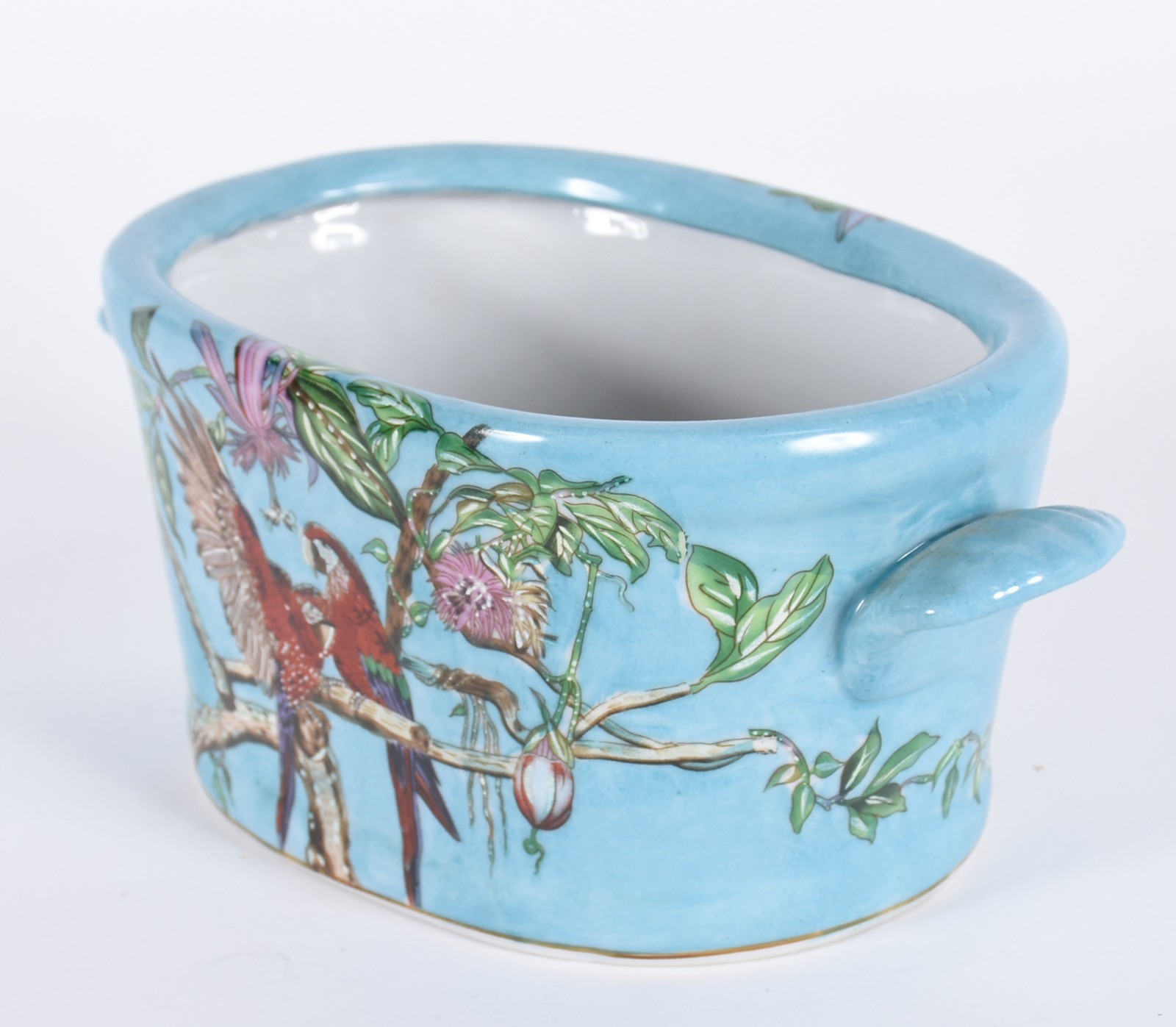 Cachepot de porcelana azul no feitio oval com aves em policromia. - foto 3 de 4