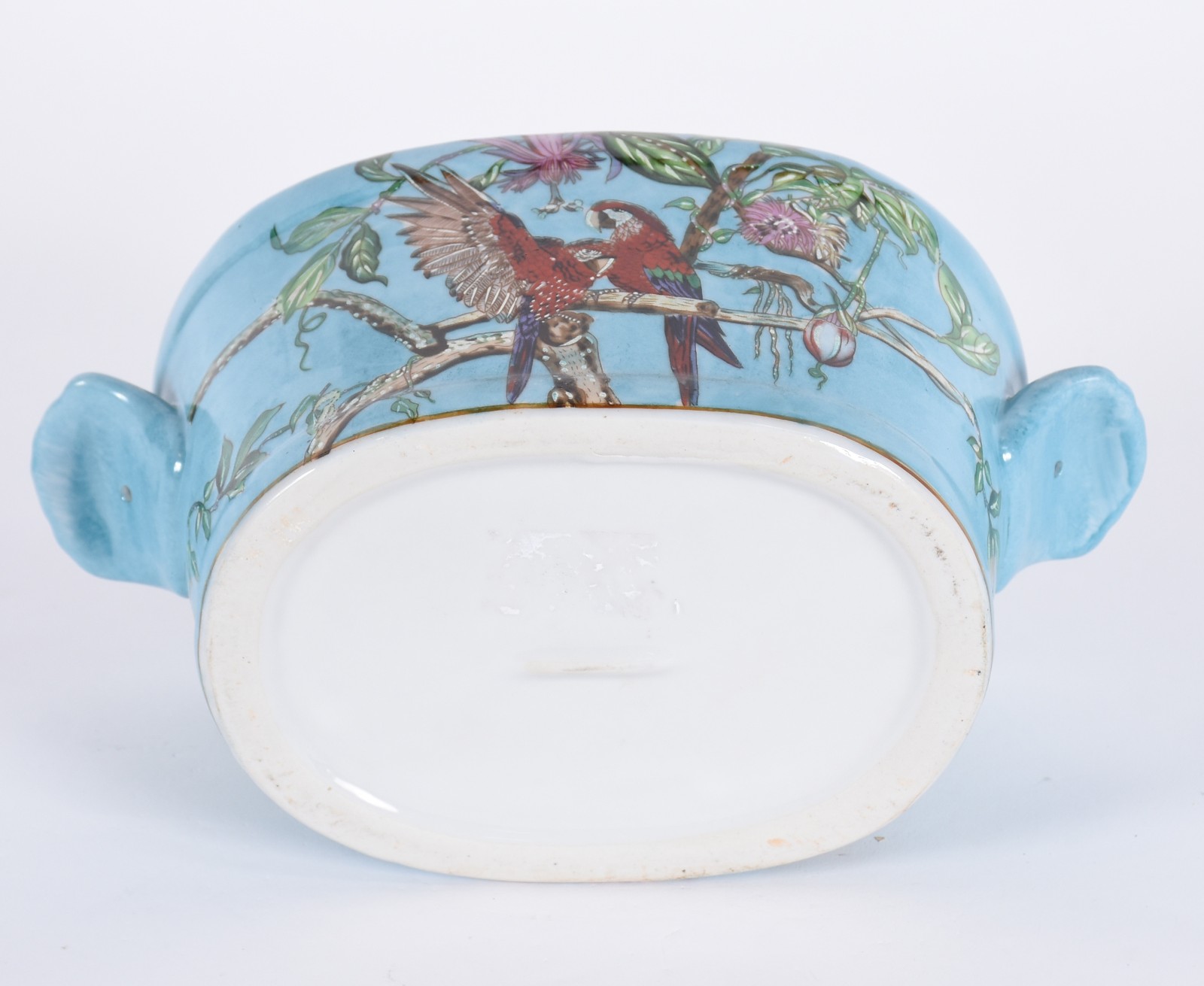 Cachepot de porcelana azul no feitio oval com aves em policromia. - foto 4 de 4