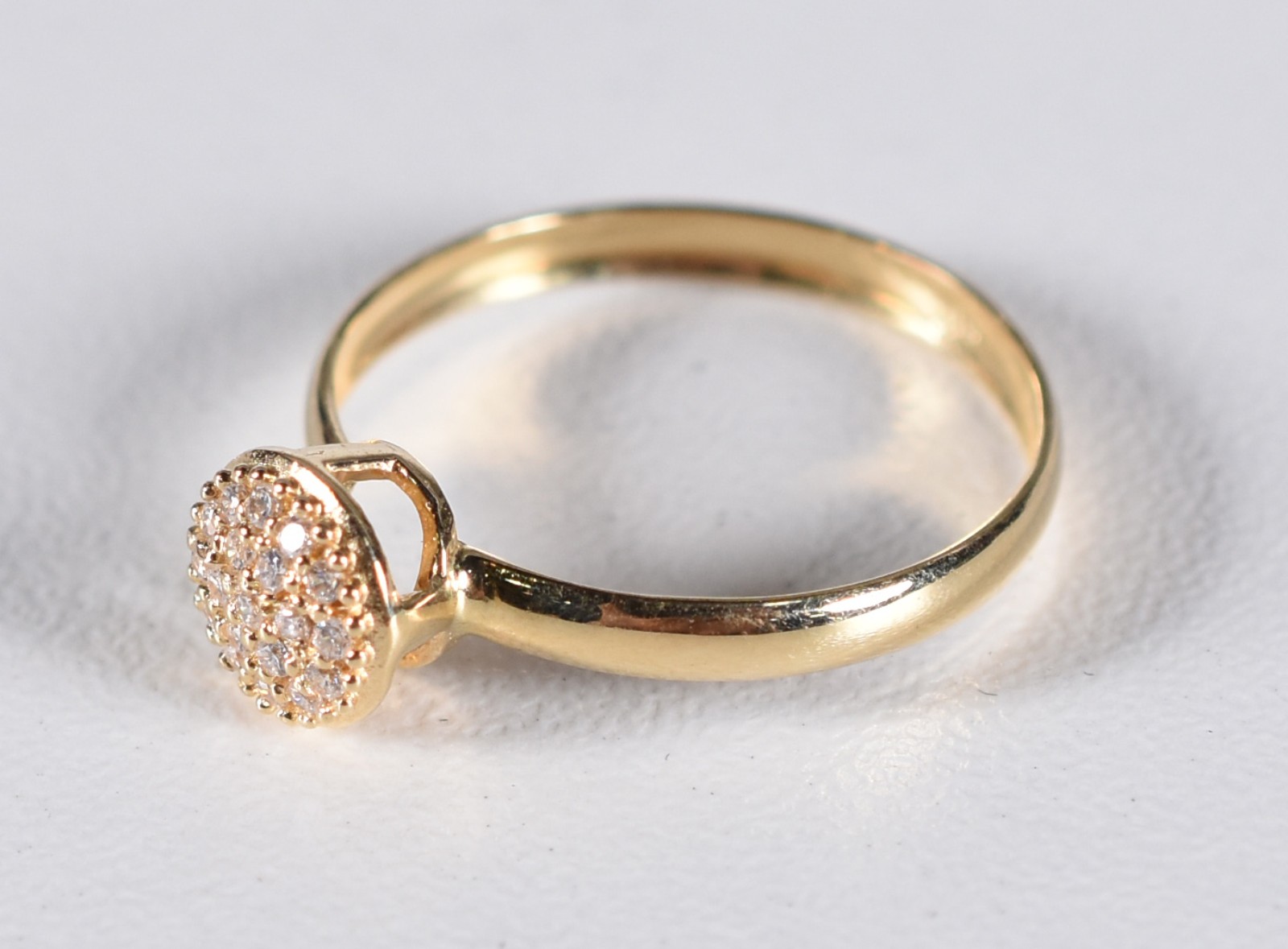 Anel de ouro 18 k contraste 750 cravejado com safiras brancas, aro 14... - foto 2 de 4