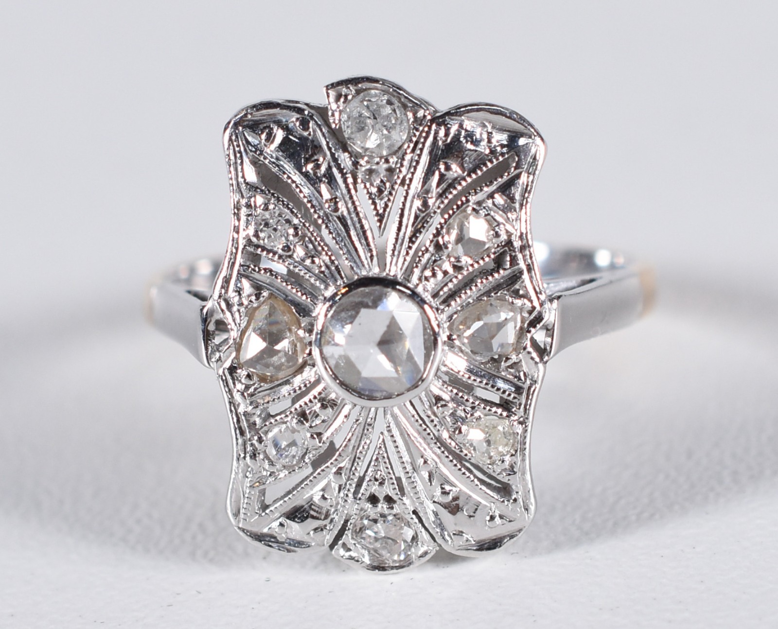 Anel antigo de ouro 18k e ouro branco com brilhante central de... - foto 1 de 3