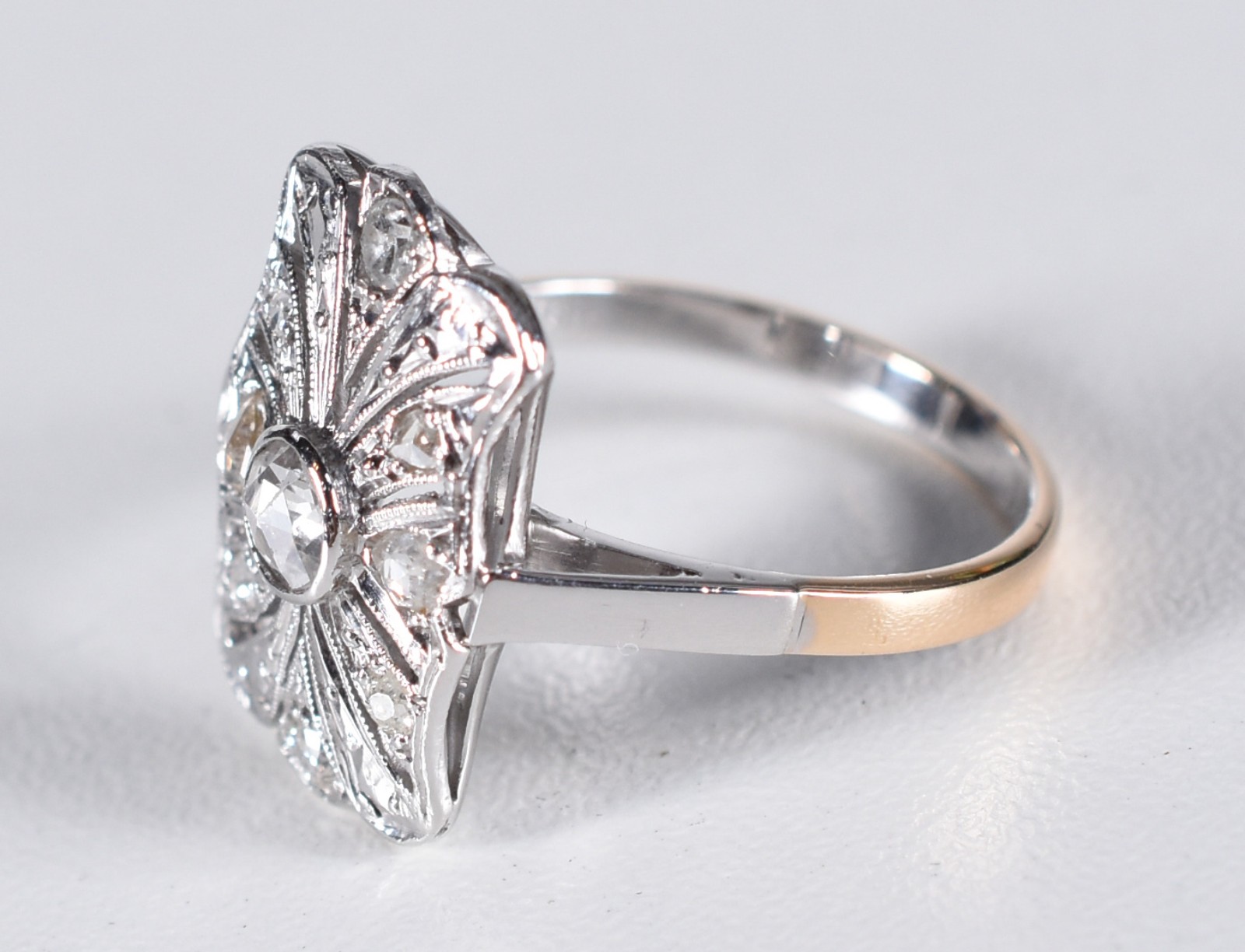 Anel antigo de ouro 18k e ouro branco com brilhante central de... - foto 2 de 3