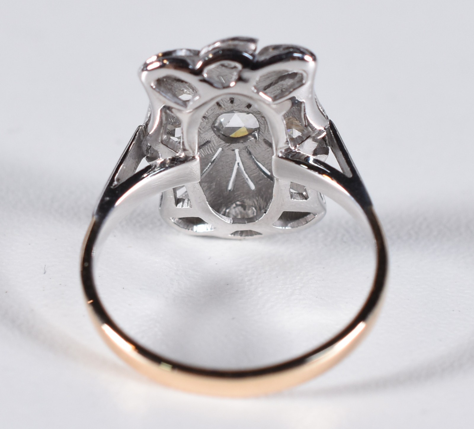 Anel antigo de ouro 18k e ouro branco com brilhante central de... - foto 3 de 3