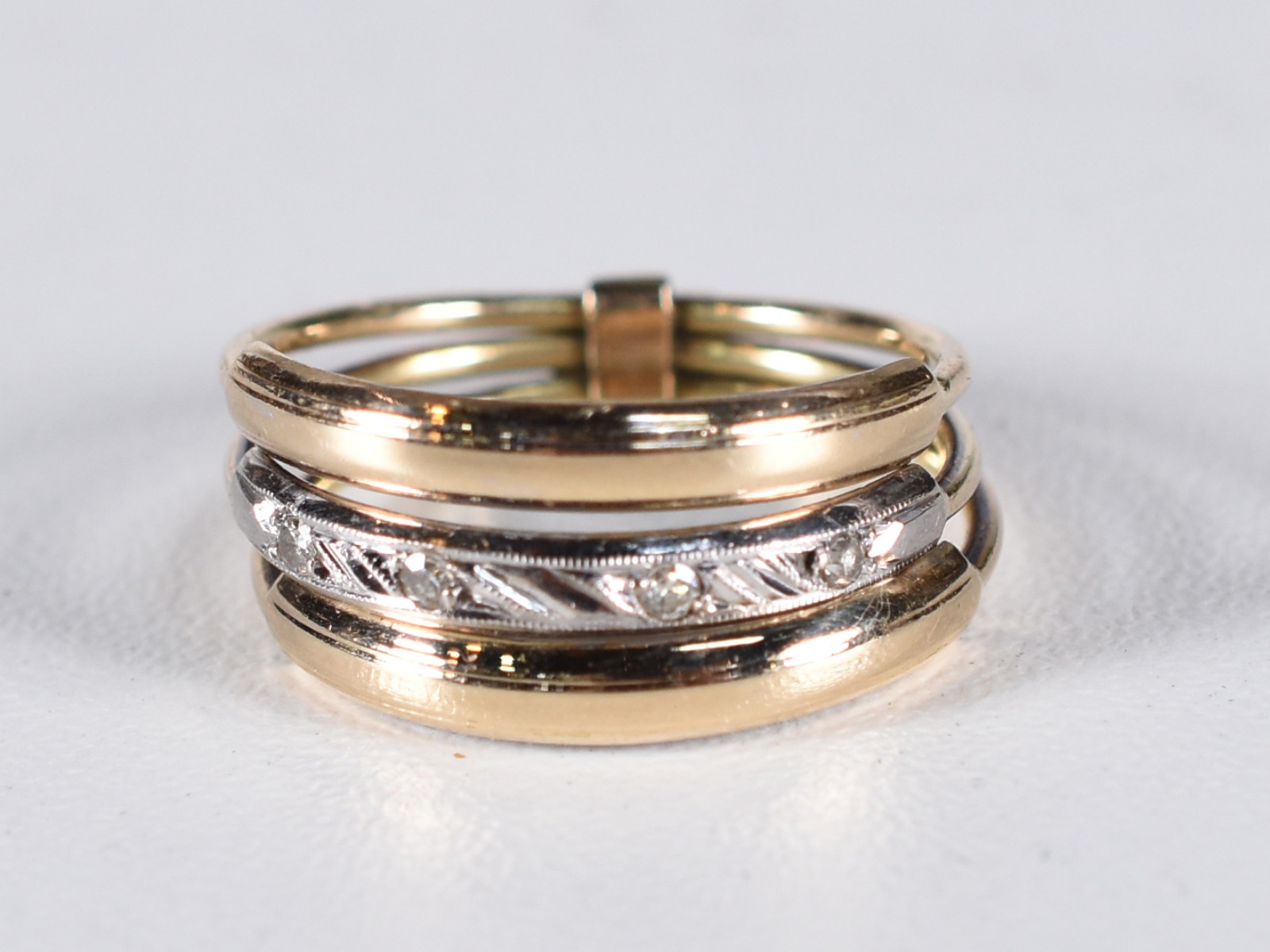 Anel de ouro baixo de 3 aros e 4 brilhantes, aro 16 (Por motivos de... - foto 1 de 3
