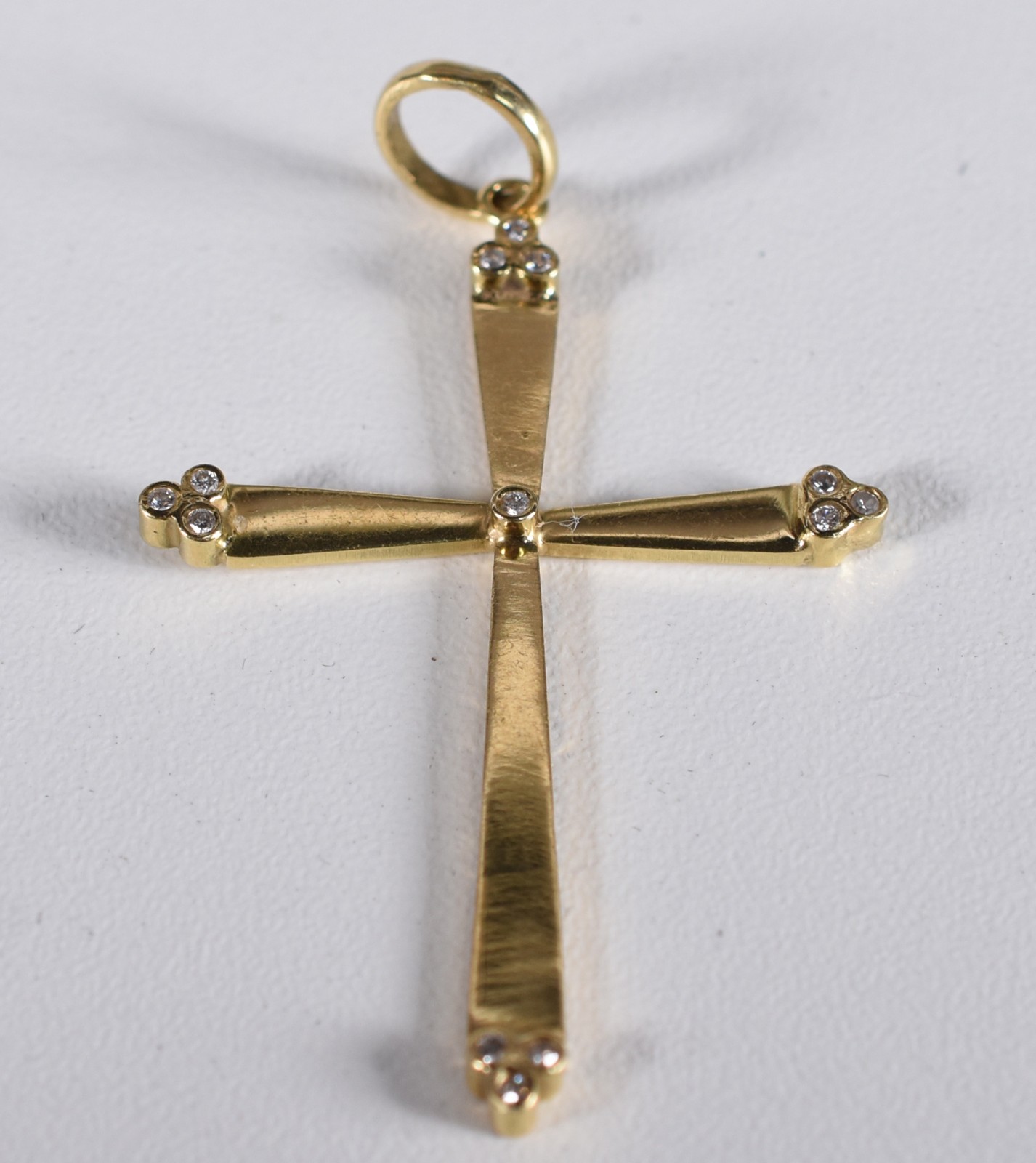 Crucifixo de ouro 18k, contrastado 750 com 13 brilhantes (Por motivos... - foto 1 de 3