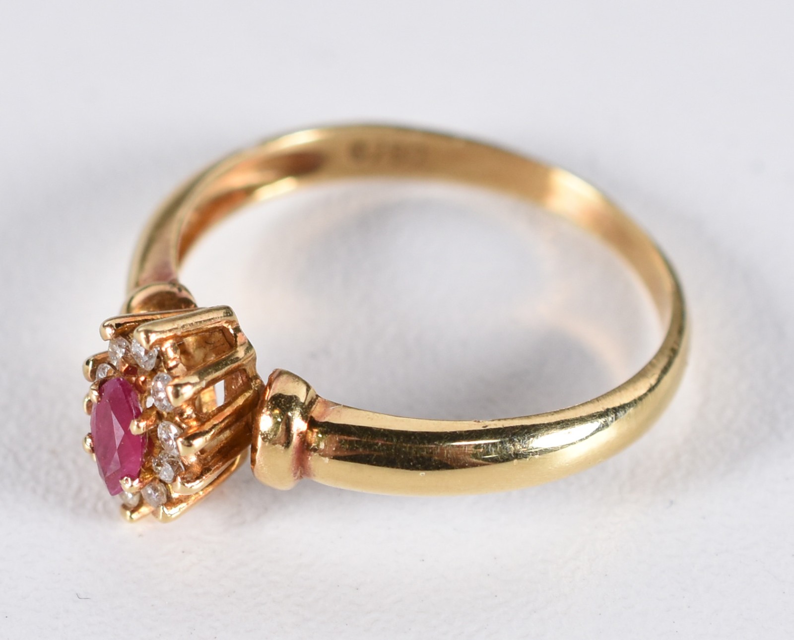 Anel de ouro 18 k, contraste 750 feitio navete cravejado com... - foto 2 de 4