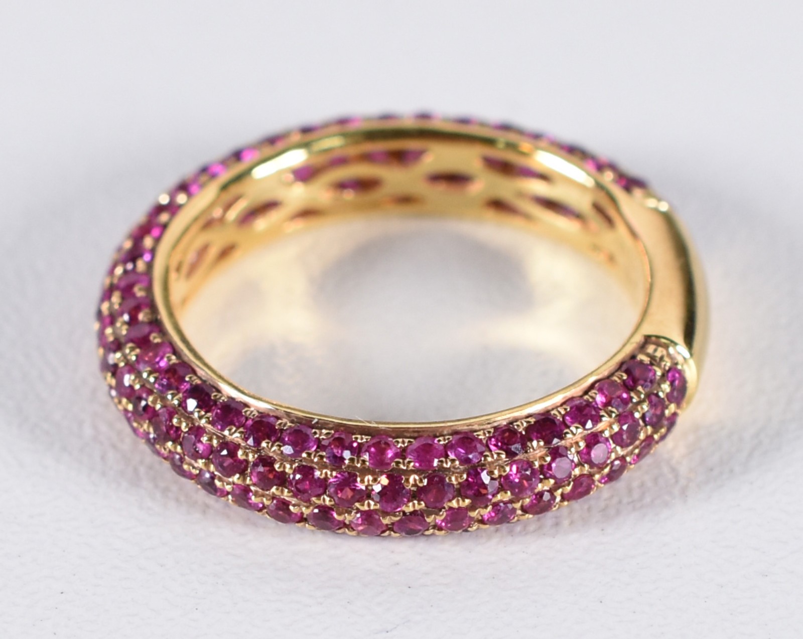 Anel de ouro 18 k com mini rubis, aro 17 (Por motivos de segurança a... - foto 2 de 5