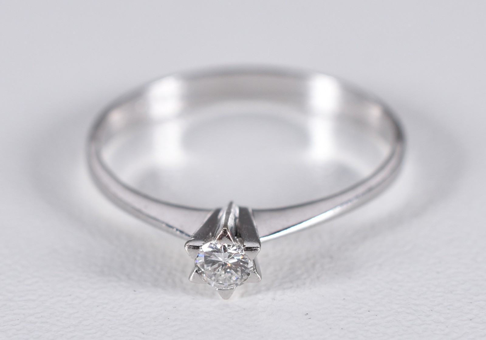 Solitário de ouro branco com um brilhante de 0,18 ct, aro 16 (Por... - foto 1 de 4