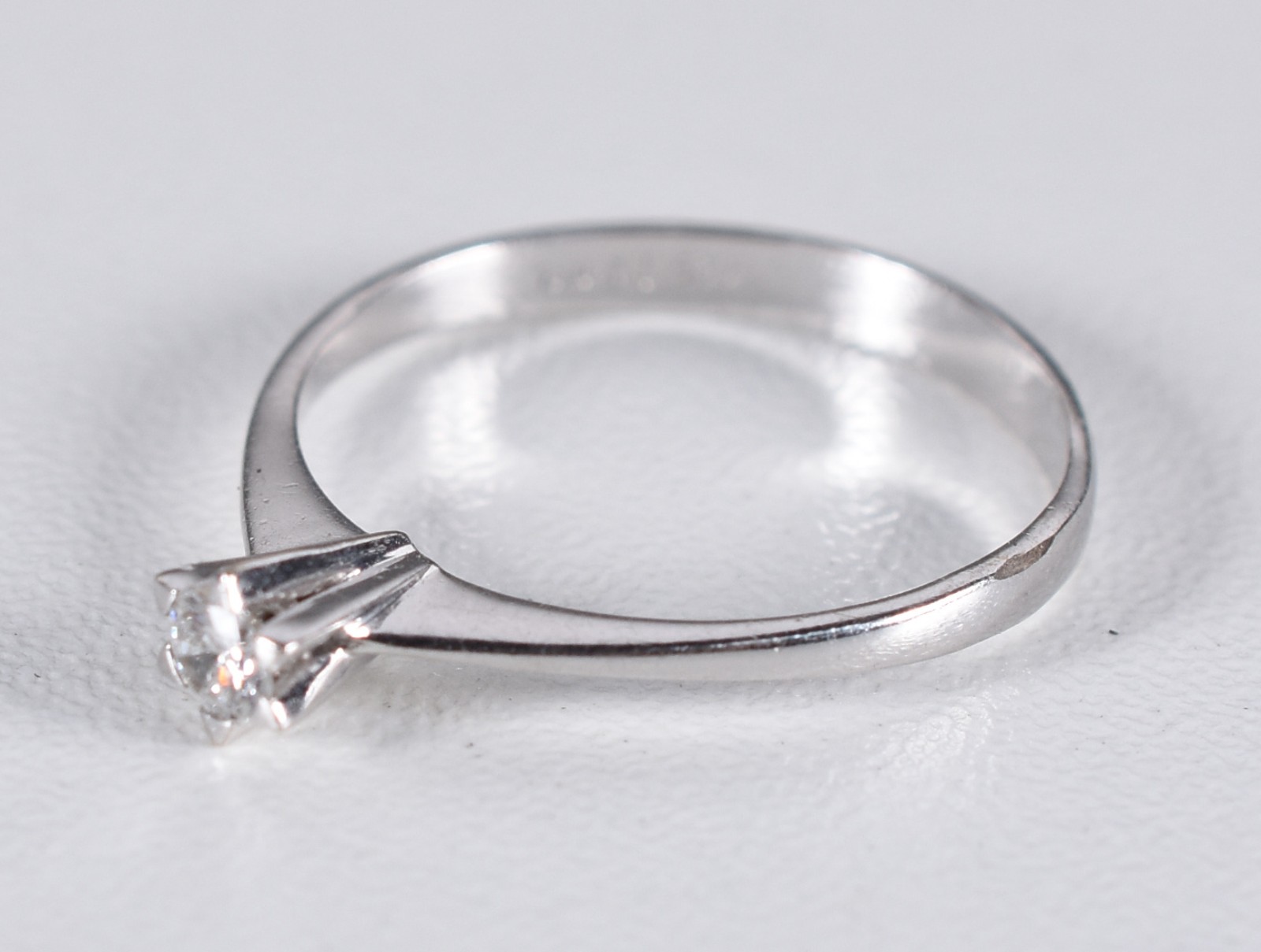 Solitário de ouro branco com um brilhante de 0,18 ct, aro 16 (Por... - foto 2 de 4
