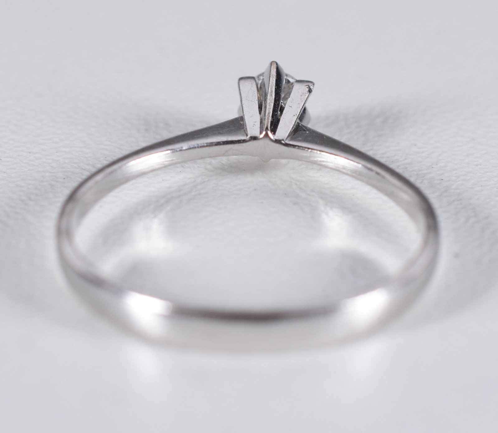 Solitário de ouro branco com um brilhante de 0,18 ct, aro 16 (Por... - foto 3 de 4