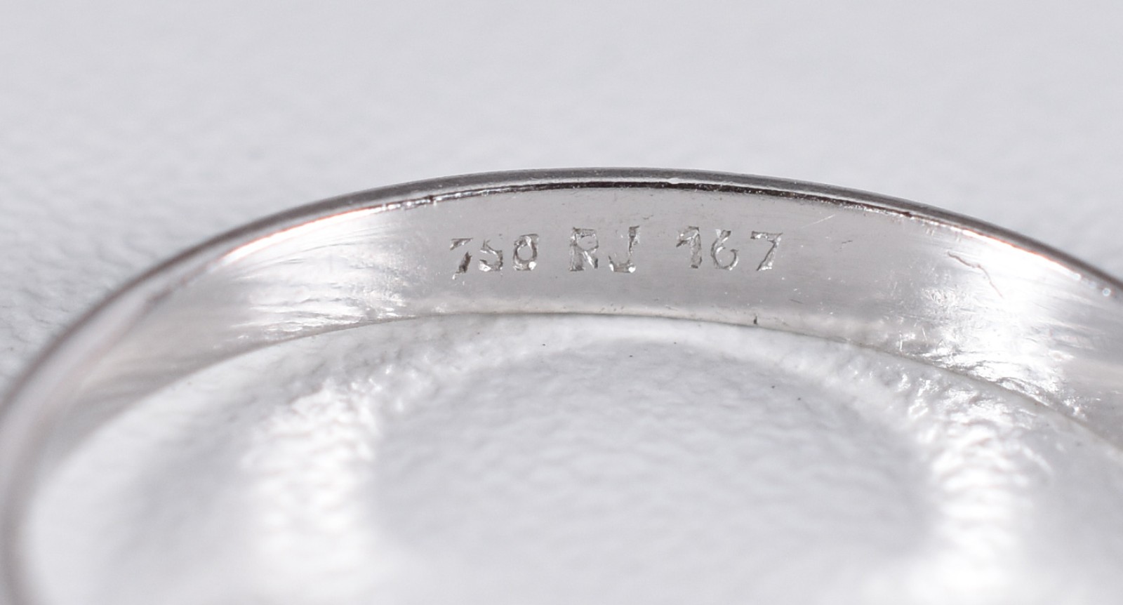 Solitário de ouro branco com um brilhante de 0,18 ct, aro 16 (Por... - foto 4 de 4