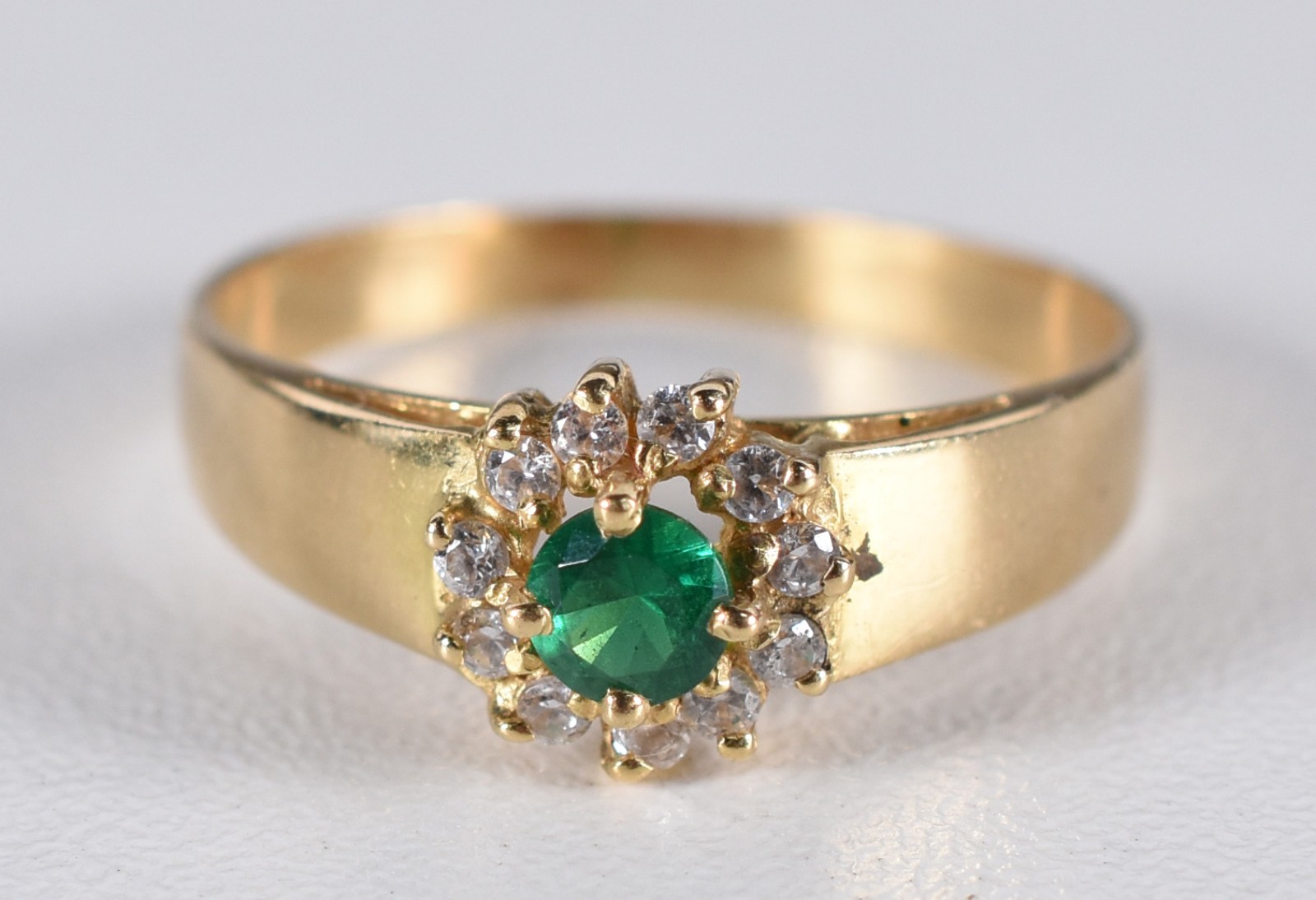 Anel de ouro 18 k, contraste 750 com pedras verde central e 4... - foto 1 de 4