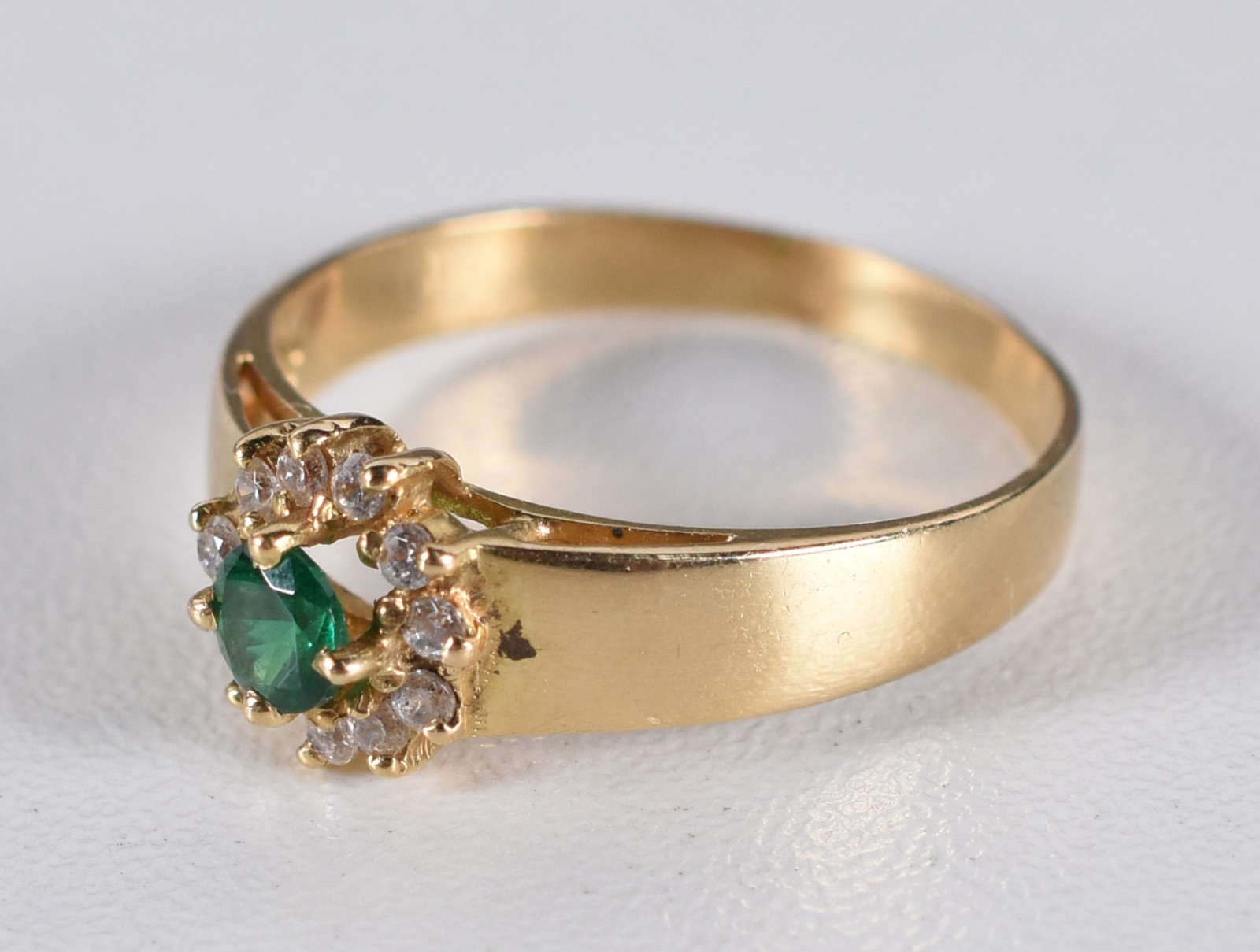 Anel de ouro 18 k, contraste 750 com pedras verde central e 4... - foto 2 de 4