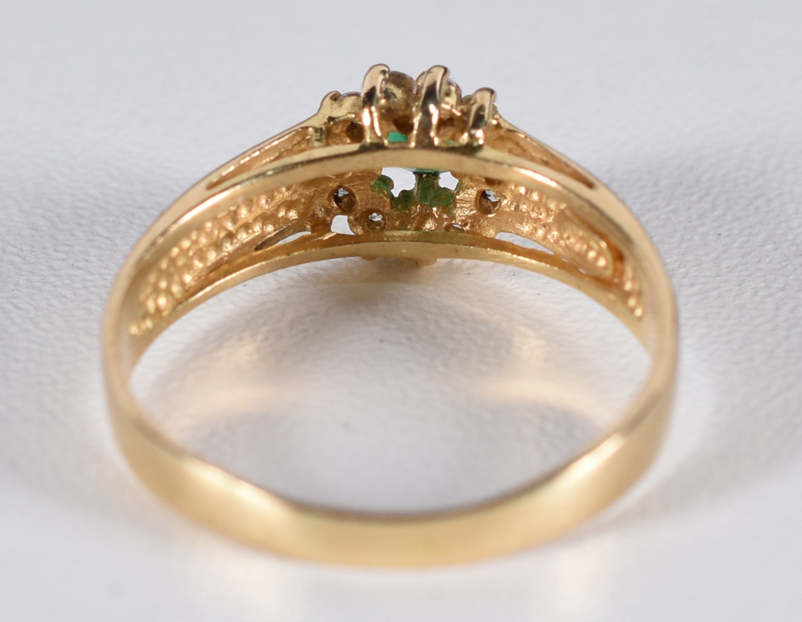 Anel de ouro 18 k, contraste 750 com pedras verde central e 4... - foto 3 de 4