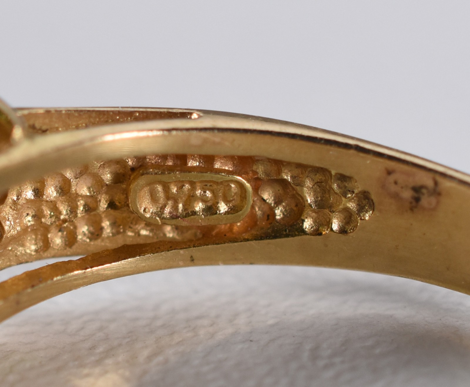 Anel de ouro 18 k, contraste 750 com pedras verde central e 4... - foto 4 de 4
