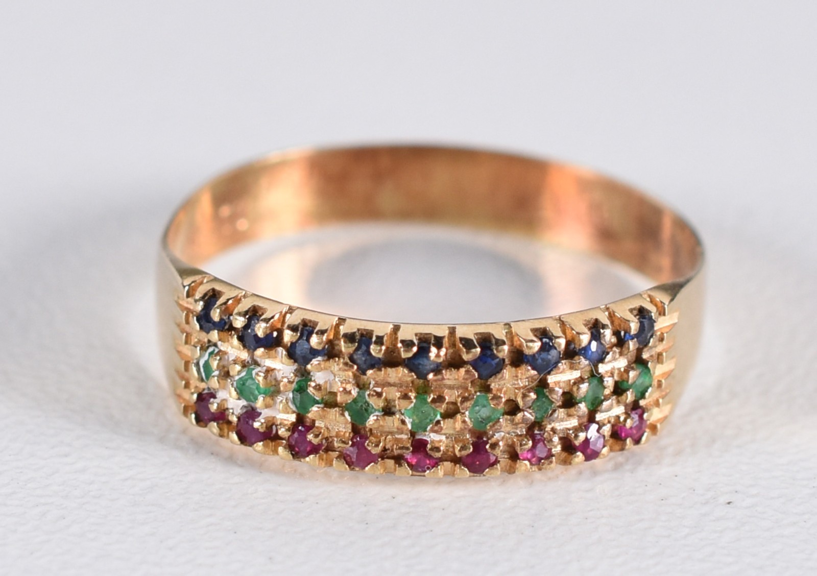 Anel de ouro 18 k contraste 750, cravejado com rubis e esmeraldas... - foto 1 de 4