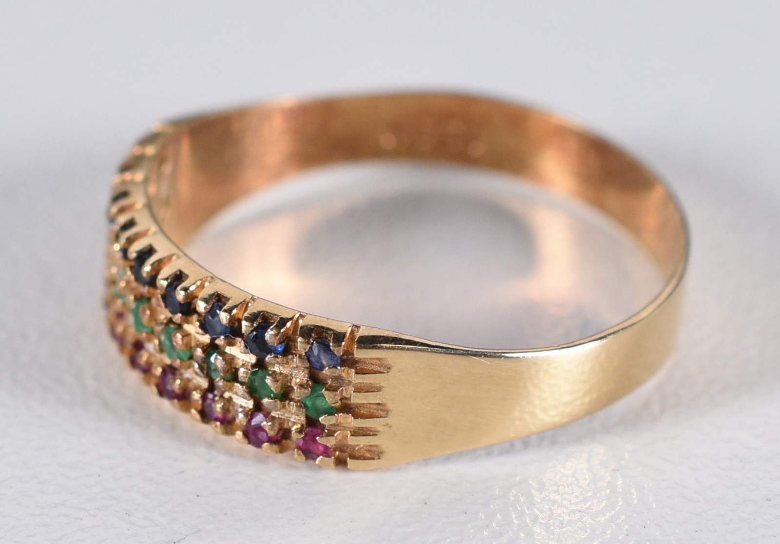 Anel de ouro 18 k contraste 750, cravejado com rubis e esmeraldas... - foto 2 de 4
