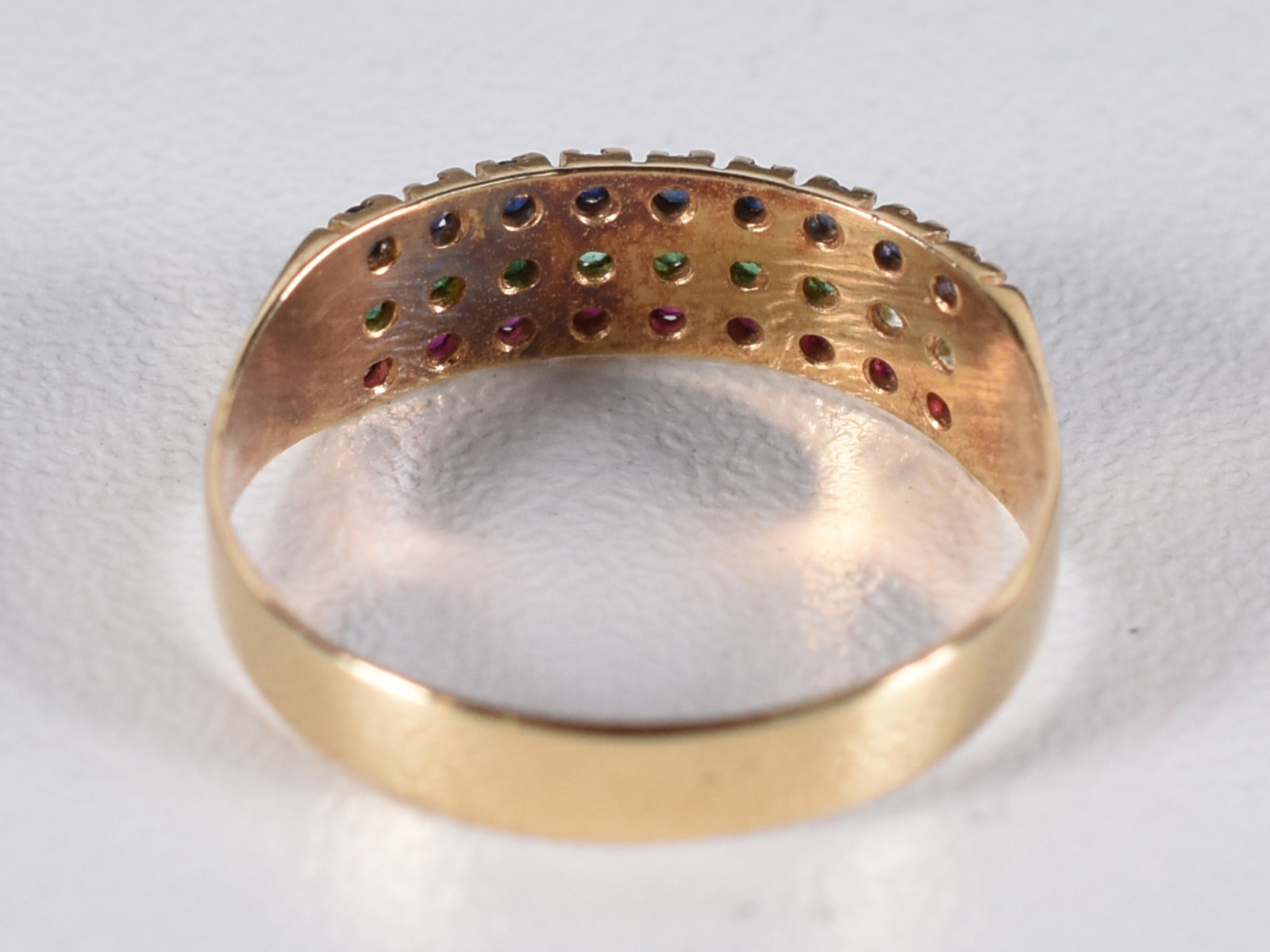 Anel de ouro 18 k contraste 750, cravejado com rubis e esmeraldas... - foto 3 de 4