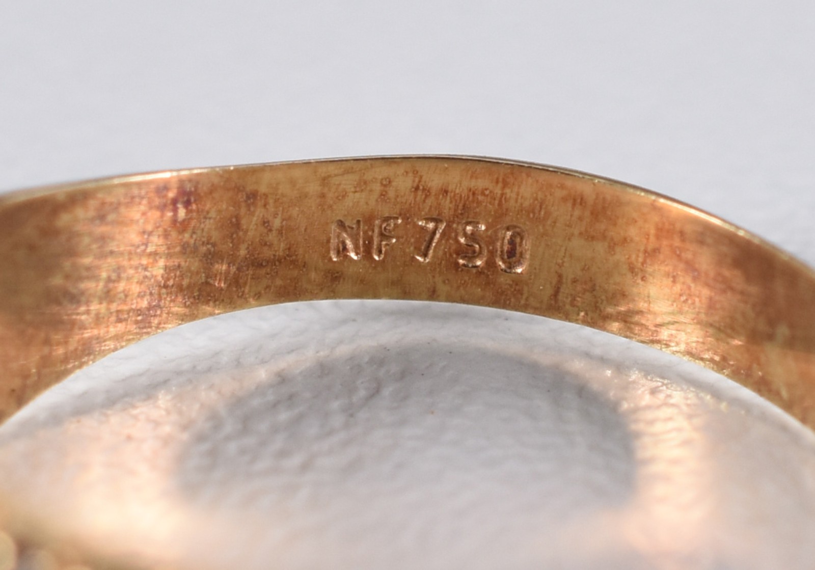 Anel de ouro 18 k contraste 750, cravejado com rubis e esmeraldas... - foto 4 de 4