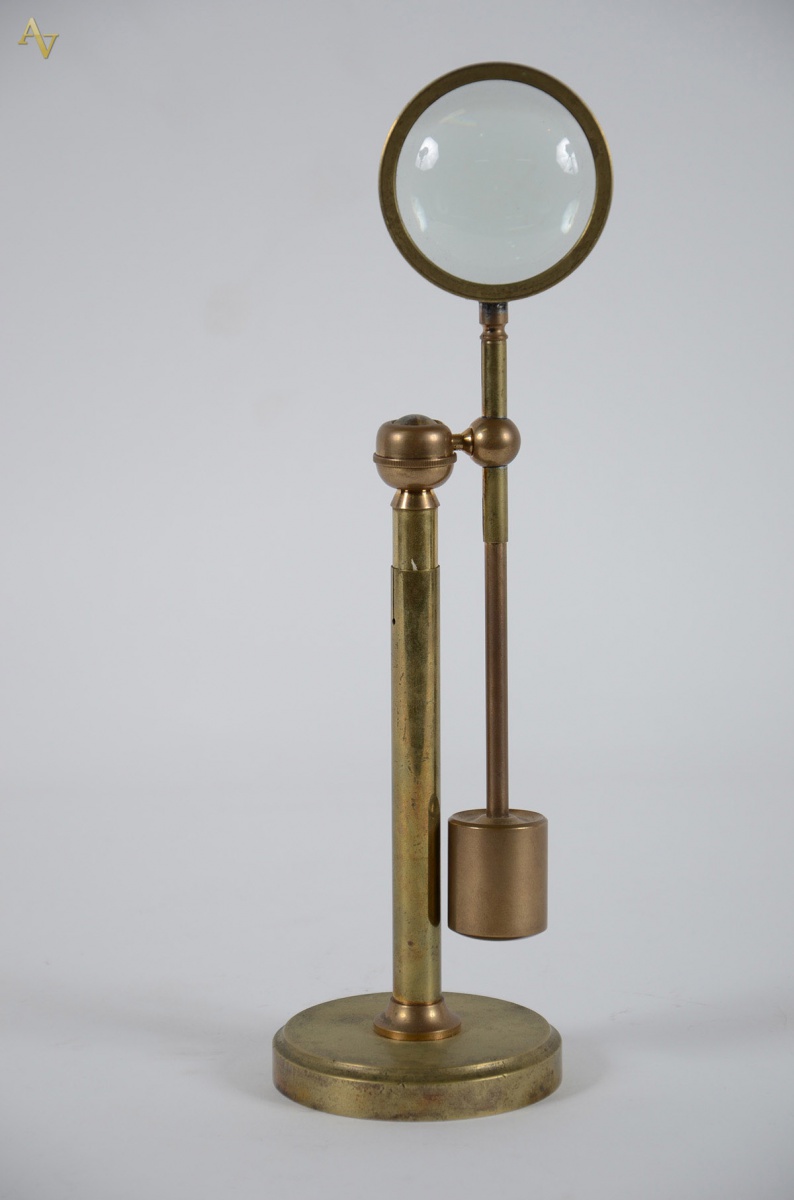 Lupa de mesa inglesa; base em bronze polido - Séc. XIX/XX - Alt. 30 cm