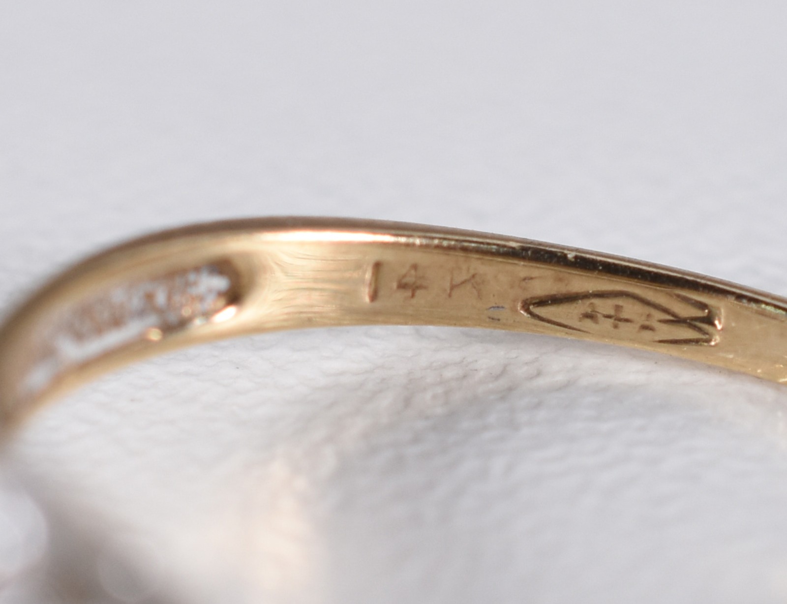 Anel de ouro 18 k, contraste 750 com 5 brilhantes laterais e safira... - foto 4 de 4