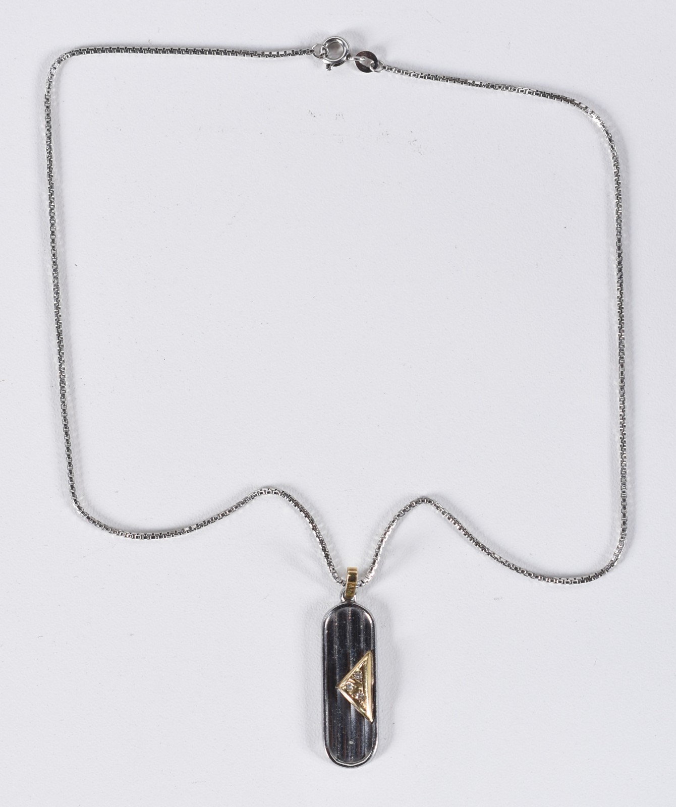 Colar de ouro branco e pingente de aço com brilhantes (Por motivos de... - foto 2 de 5