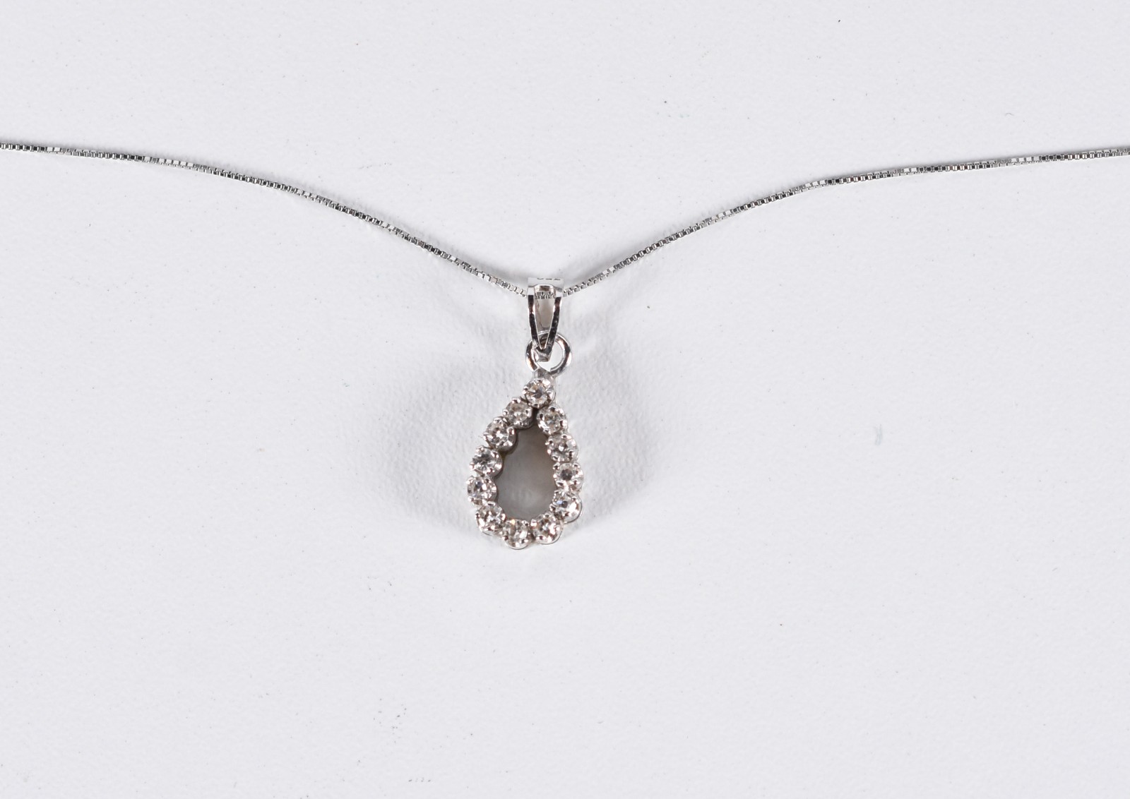 Colar de ouro branco e pingente feitio gota com 13 brilhantes (Por... - foto 1 de 5