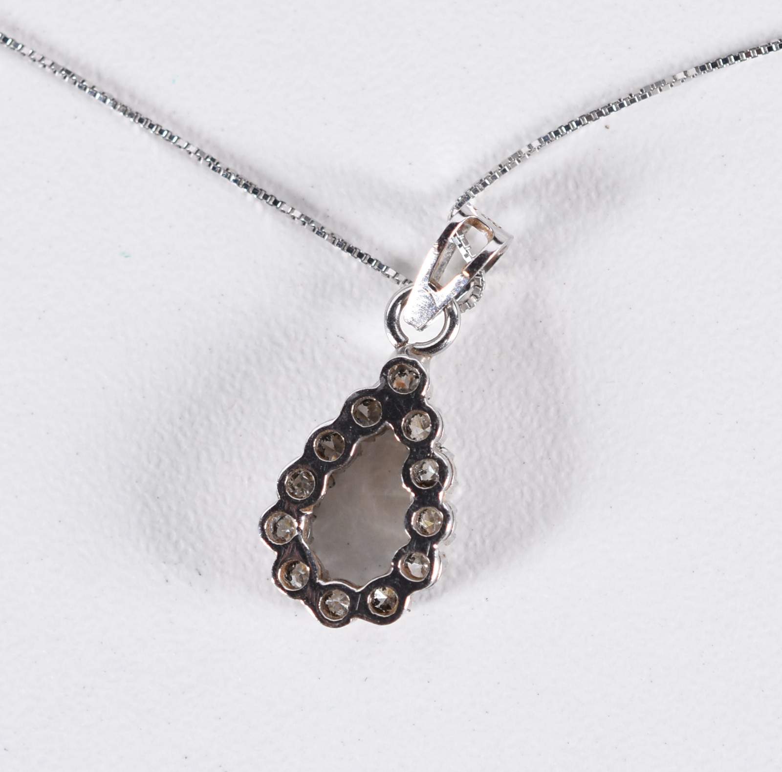 Colar de ouro branco e pingente feitio gota com 13 brilhantes (Por... - foto 3 de 5
