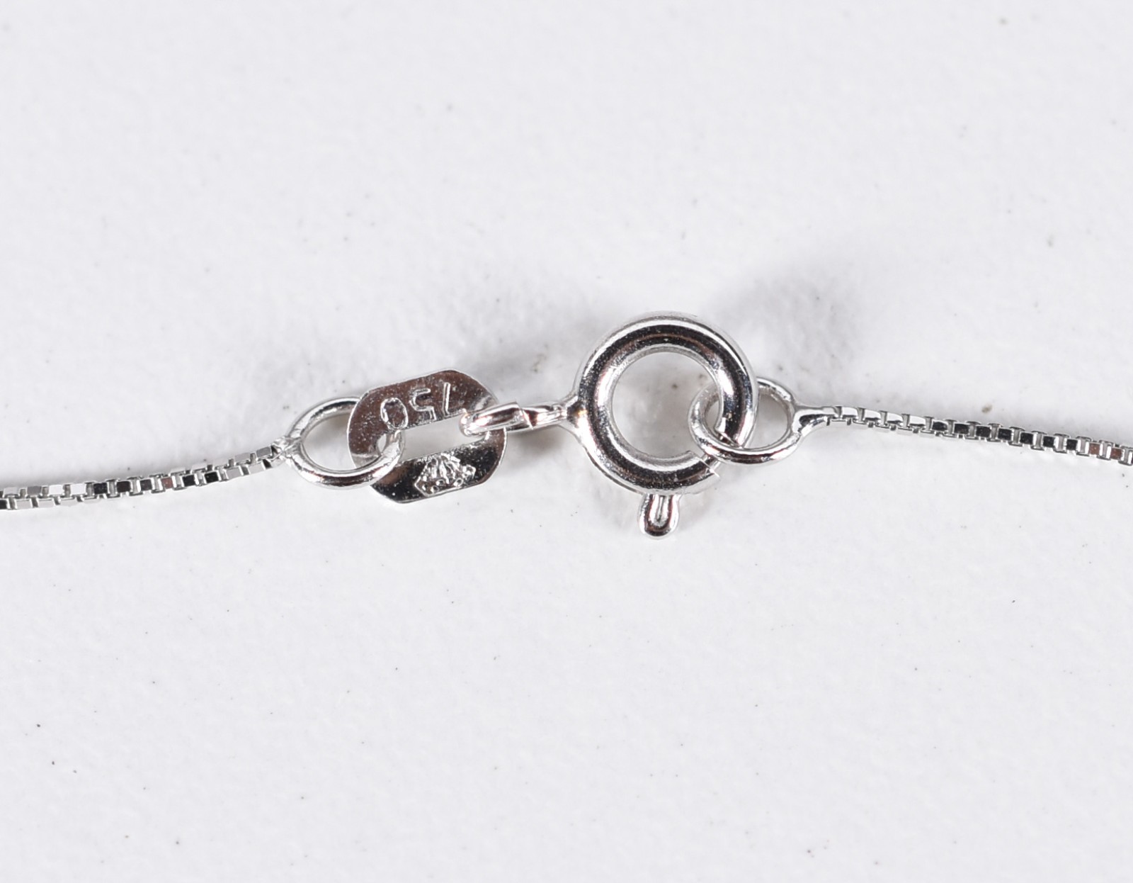Colar de ouro branco e pingente feitio gota com 13 brilhantes (Por... - foto 4 de 5
