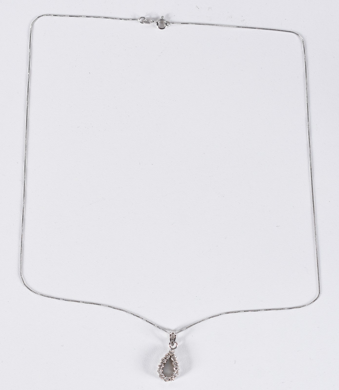 Colar de ouro branco e pingente feitio gota com 13 brilhantes (Por... - foto 2 de 5
