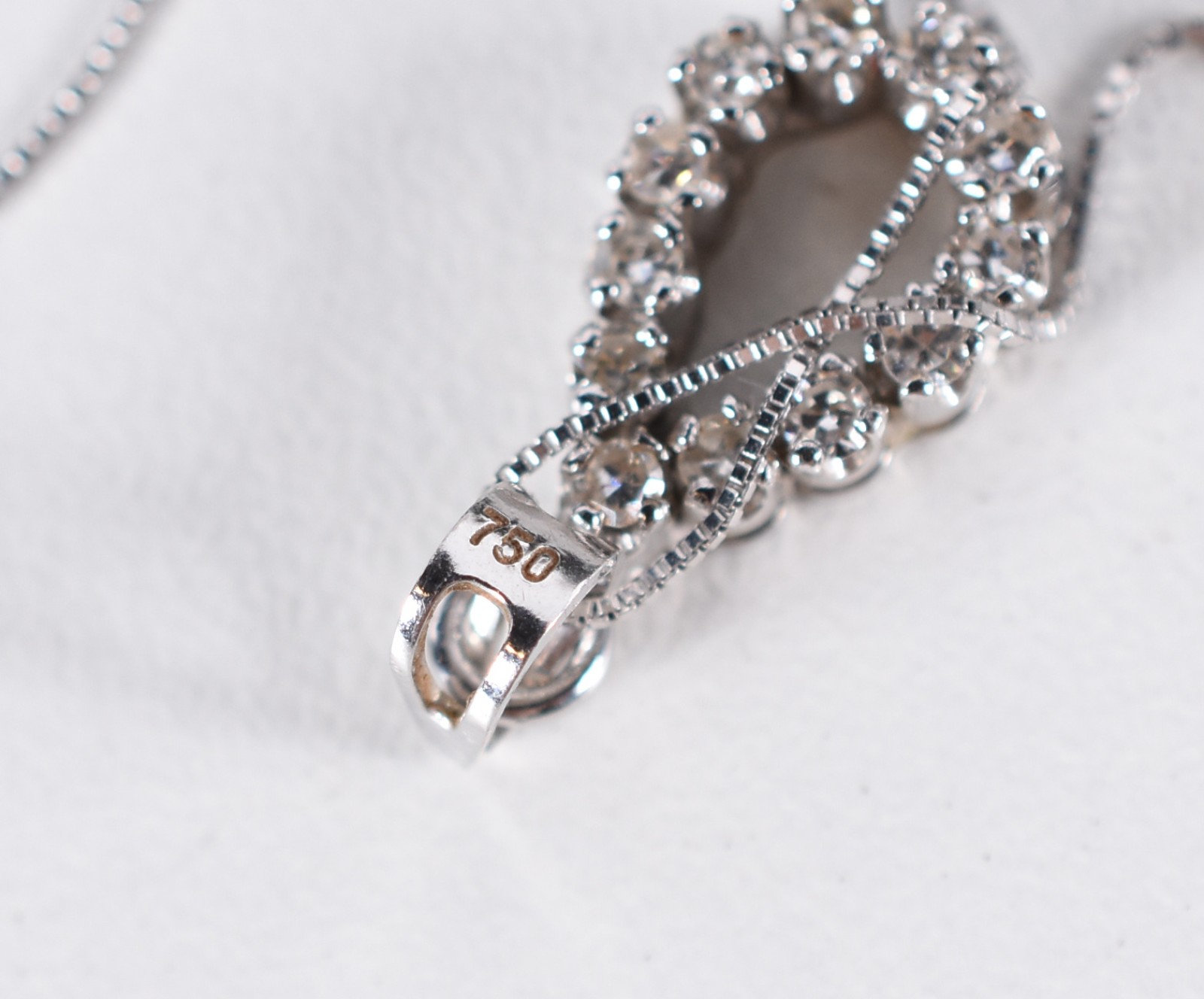Colar de ouro branco e pingente feitio gota com 13 brilhantes (Por... - foto 5 de 5