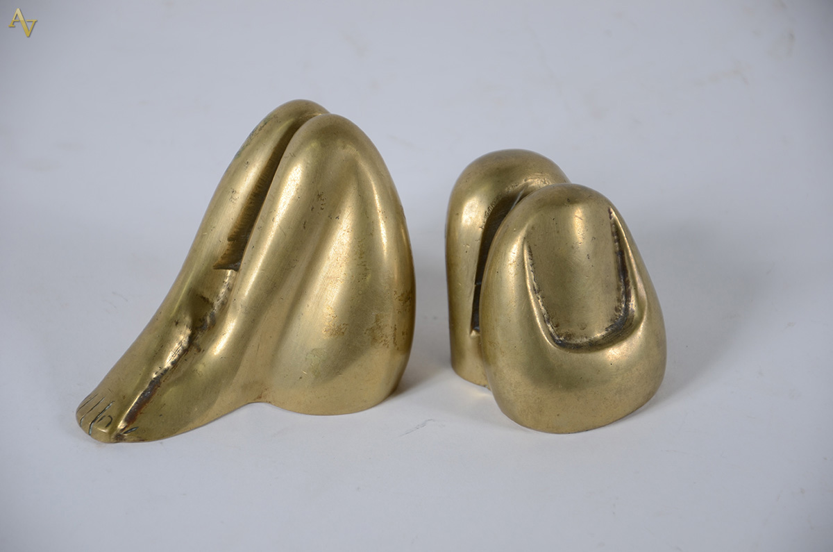 PIETRINA CHECACCI - Porta cartões em bronze rep. dedos e pernas. Alt... - foto 1 de 2