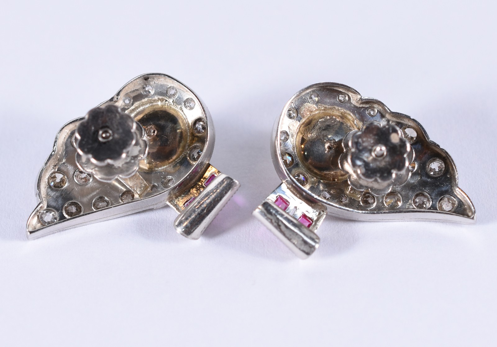 Par de brincos de platina feitio gota com 4 rubis e 36 brilhantes com... - foto 3 de 3