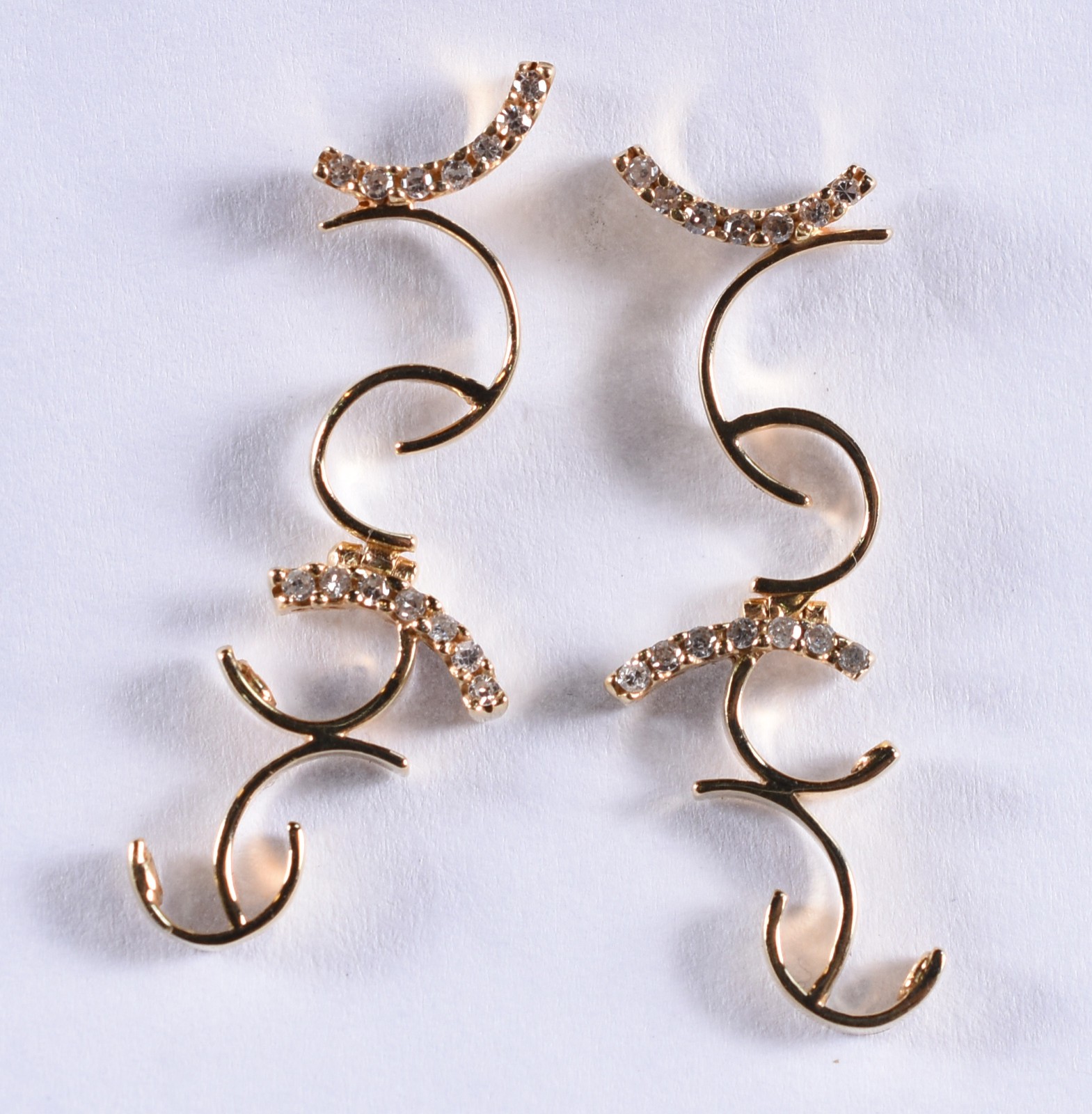 Par de brincos de ouro 18 k com 28 brilhantes modelo cascata (Por... - foto 1 de 3