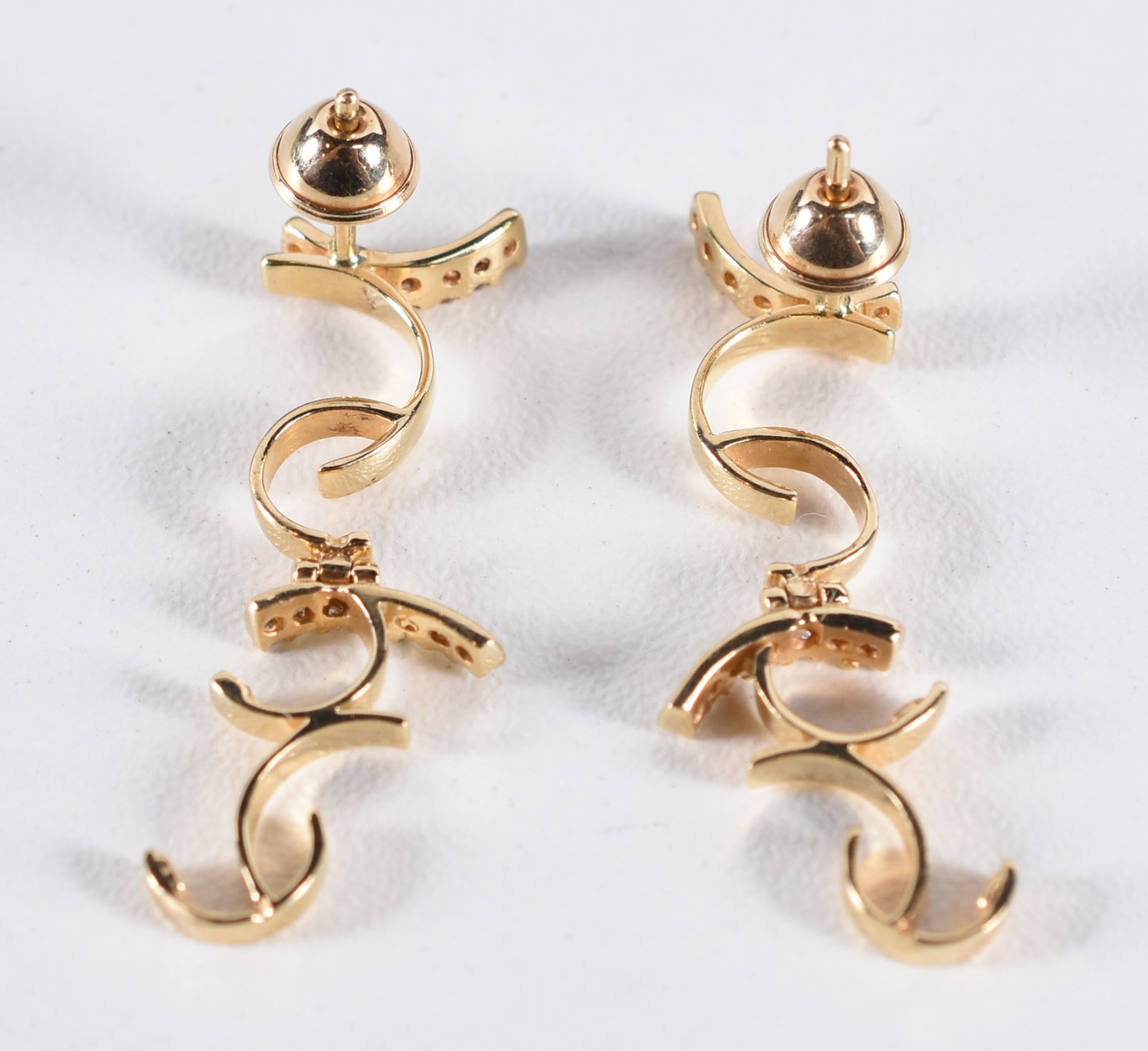 Par de brincos de ouro 18 k com 28 brilhantes modelo cascata (Por... - foto 2 de 3