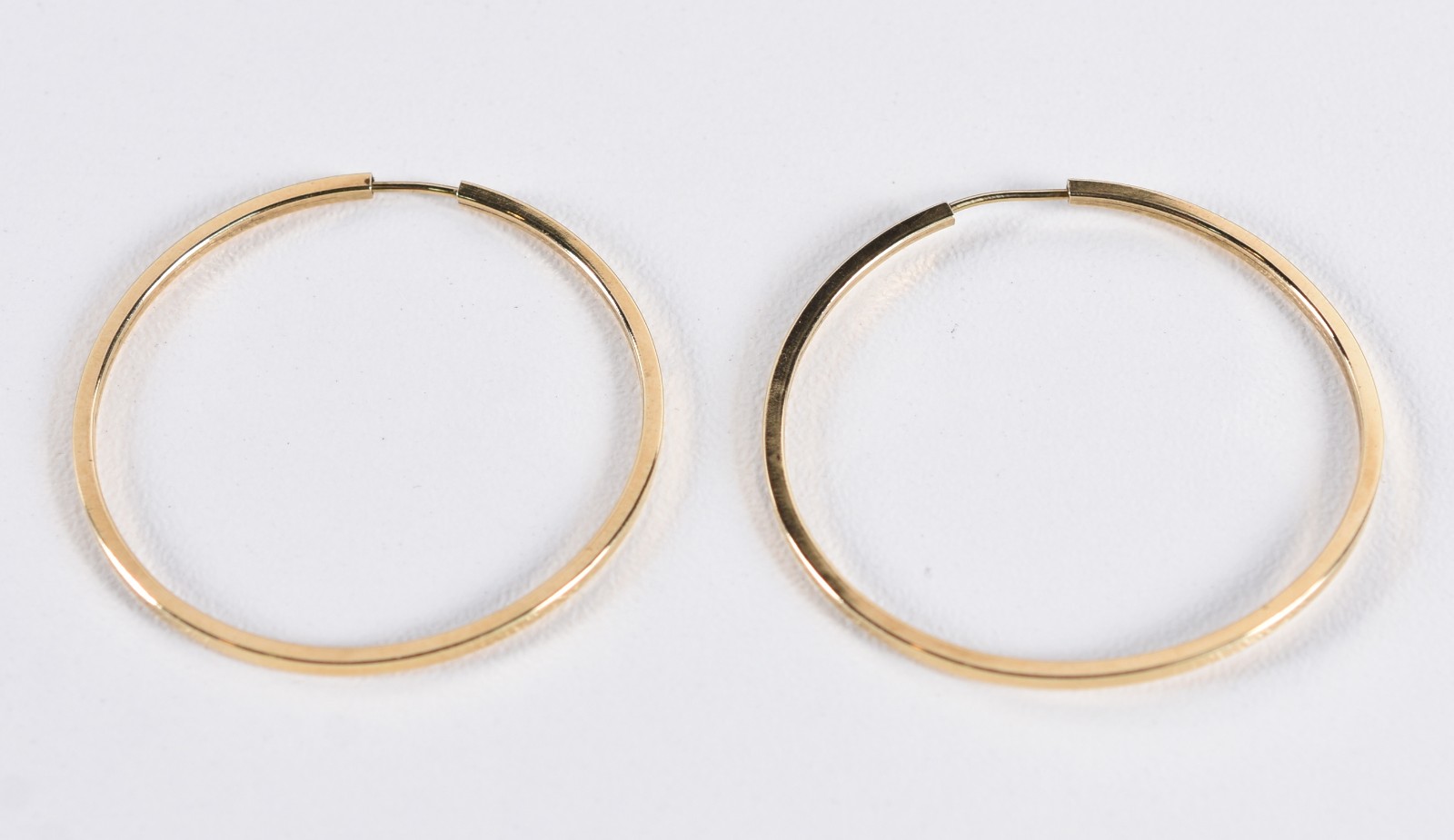 Par de brincos de ouro 18 k modelo argola (Por motivos de segurança a... - foto 1 de 3